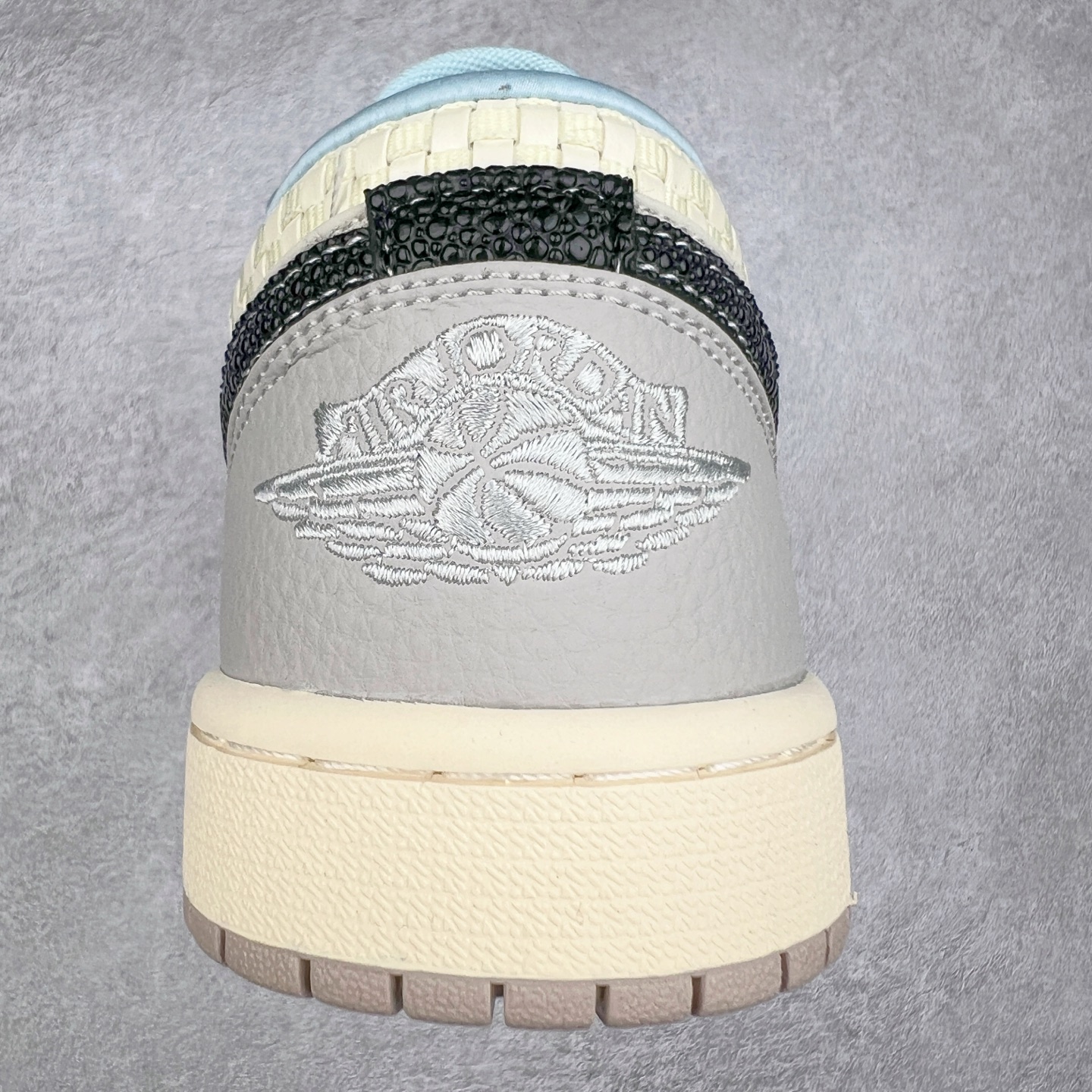 图片[8]-＃福利特价 Air Jordan AJ1 Low 低帮系列 百分百全新货品 零氧化发霉 给足利润空间操作 超乎所想的高性价比 原装楦头纸板开发 完美鞋型 超高清洁度 鞋型不臃肿别扭 原厂内置全掌气垫 A模大底 鞋舌AJ原厂专用牛津布 AJ专用反口珍珠布 原厂无杂质高弹内里海棉 特殊封边弹力鞋带 原鞋开模 拒绝公底 购置公司同步原材料 都有细节原汁原味 忠于原版 尺码：36 36.5 37.5 38 38.5 39 40 40.5 41 42 42.5 43 44 44.5 45 46-选品中心