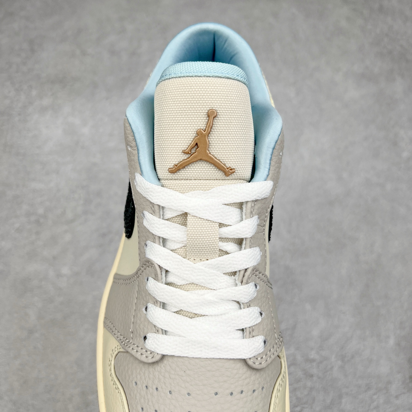 图片[5]-＃福利特价 Air Jordan AJ1 Low 低帮系列 百分百全新货品 零氧化发霉 给足利润空间操作 超乎所想的高性价比 原装楦头纸板开发 完美鞋型 超高清洁度 鞋型不臃肿别扭 原厂内置全掌气垫 A模大底 鞋舌AJ原厂专用牛津布 AJ专用反口珍珠布 原厂无杂质高弹内里海棉 特殊封边弹力鞋带 原鞋开模 拒绝公底 购置公司同步原材料 都有细节原汁原味 忠于原版 尺码：36 36.5 37.5 38 38.5 39 40 40.5 41 42 42.5 43 44 44.5 45 46-选品中心