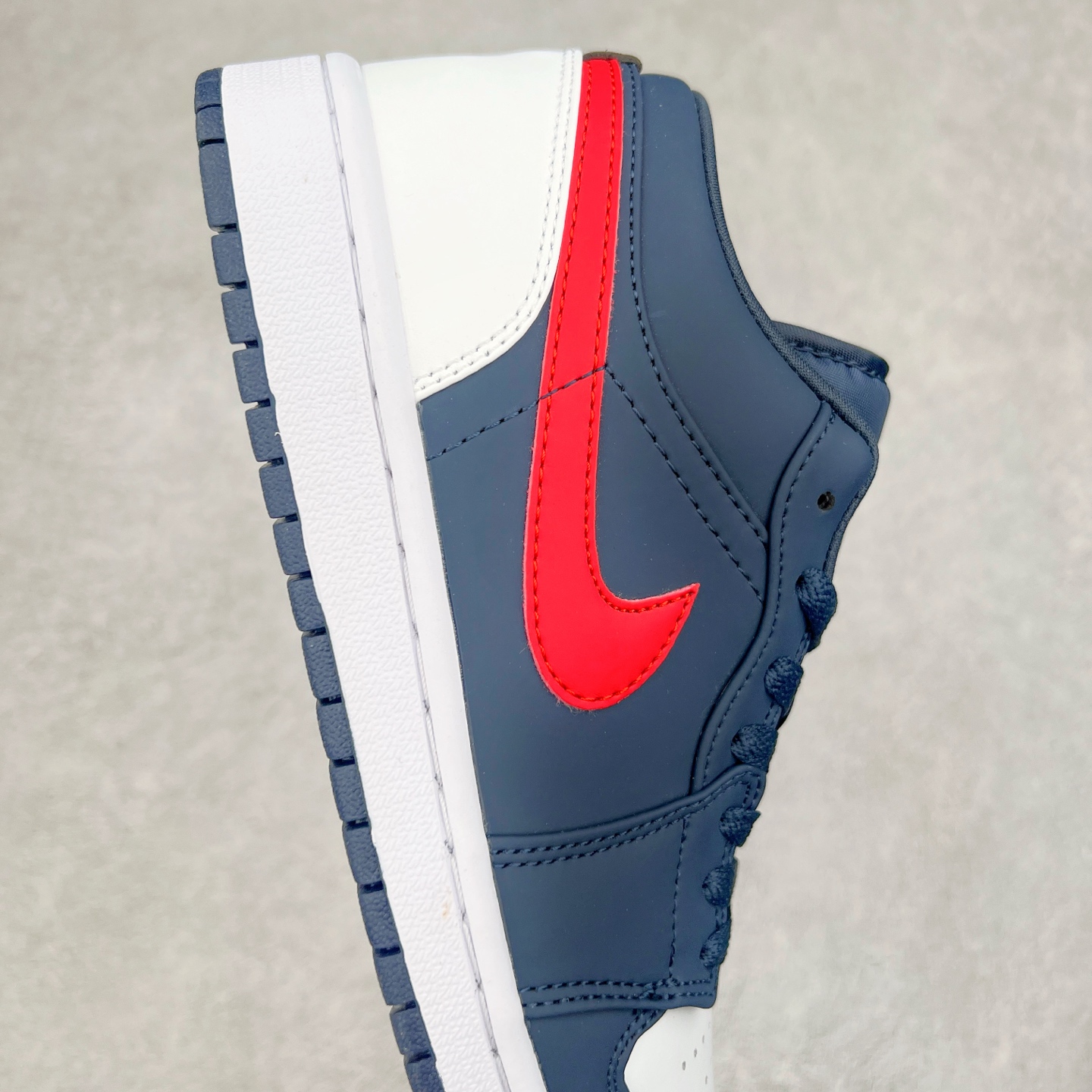 图片[6]-＃福利特价 Air Jordan AJ1 Low 低帮系列 百分百全新货品 零氧化发霉 给足利润空间操作 超乎所想的高性价比 原装楦头纸板开发 完美鞋型 超高清洁度 鞋型不臃肿别扭 原厂内置全掌气垫 A模大底 鞋舌AJ原厂专用牛津布 AJ专用反口珍珠布 原厂无杂质高弹内里海棉 特殊封边弹力鞋带 原鞋开模 拒绝公底 购置公司同步原材料 都有细节原汁原味 忠于原版 尺码：36 36.5 37.5 38 38.5 39 40 40.5 41 42 42.5 43 44 44.5 45 46-选品中心