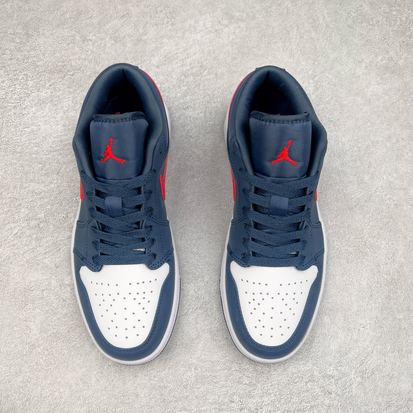 图片[2]-＃福利特价 Air Jordan AJ1 Low 低帮系列 百分百全新货品 零氧化发霉 给足利润空间操作 超乎所想的高性价比 原装楦头纸板开发 完美鞋型 超高清洁度 鞋型不臃肿别扭 原厂内置全掌气垫 A模大底 鞋舌AJ原厂专用牛津布 AJ专用反口珍珠布 原厂无杂质高弹内里海棉 特殊封边弹力鞋带 原鞋开模 拒绝公底 购置公司同步原材料 都有细节原汁原味 忠于原版 尺码：36 36.5 37.5 38 38.5 39 40 40.5 41 42 42.5 43 44 44.5 45 46-选品中心