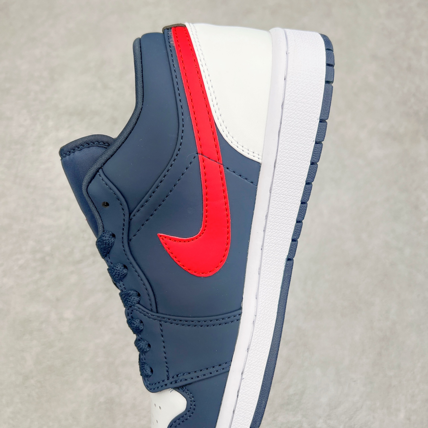 图片[7]-＃福利特价 Air Jordan AJ1 Low 低帮系列 百分百全新货品 零氧化发霉 给足利润空间操作 超乎所想的高性价比 原装楦头纸板开发 完美鞋型 超高清洁度 鞋型不臃肿别扭 原厂内置全掌气垫 A模大底 鞋舌AJ原厂专用牛津布 AJ专用反口珍珠布 原厂无杂质高弹内里海棉 特殊封边弹力鞋带 原鞋开模 拒绝公底 购置公司同步原材料 都有细节原汁原味 忠于原版 尺码：36 36.5 37.5 38 38.5 39 40 40.5 41 42 42.5 43 44 44.5 45 46-选品中心