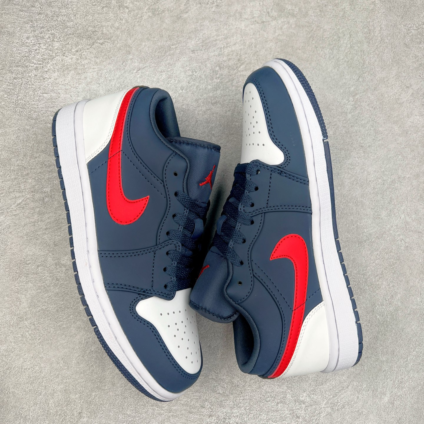 图片[3]-＃福利特价 Air Jordan AJ1 Low 低帮系列 百分百全新货品 零氧化发霉 给足利润空间操作 超乎所想的高性价比 原装楦头纸板开发 完美鞋型 超高清洁度 鞋型不臃肿别扭 原厂内置全掌气垫 A模大底 鞋舌AJ原厂专用牛津布 AJ专用反口珍珠布 原厂无杂质高弹内里海棉 特殊封边弹力鞋带 原鞋开模 拒绝公底 购置公司同步原材料 都有细节原汁原味 忠于原版 尺码：36 36.5 37.5 38 38.5 39 40 40.5 41 42 42.5 43 44 44.5 45 46-选品中心