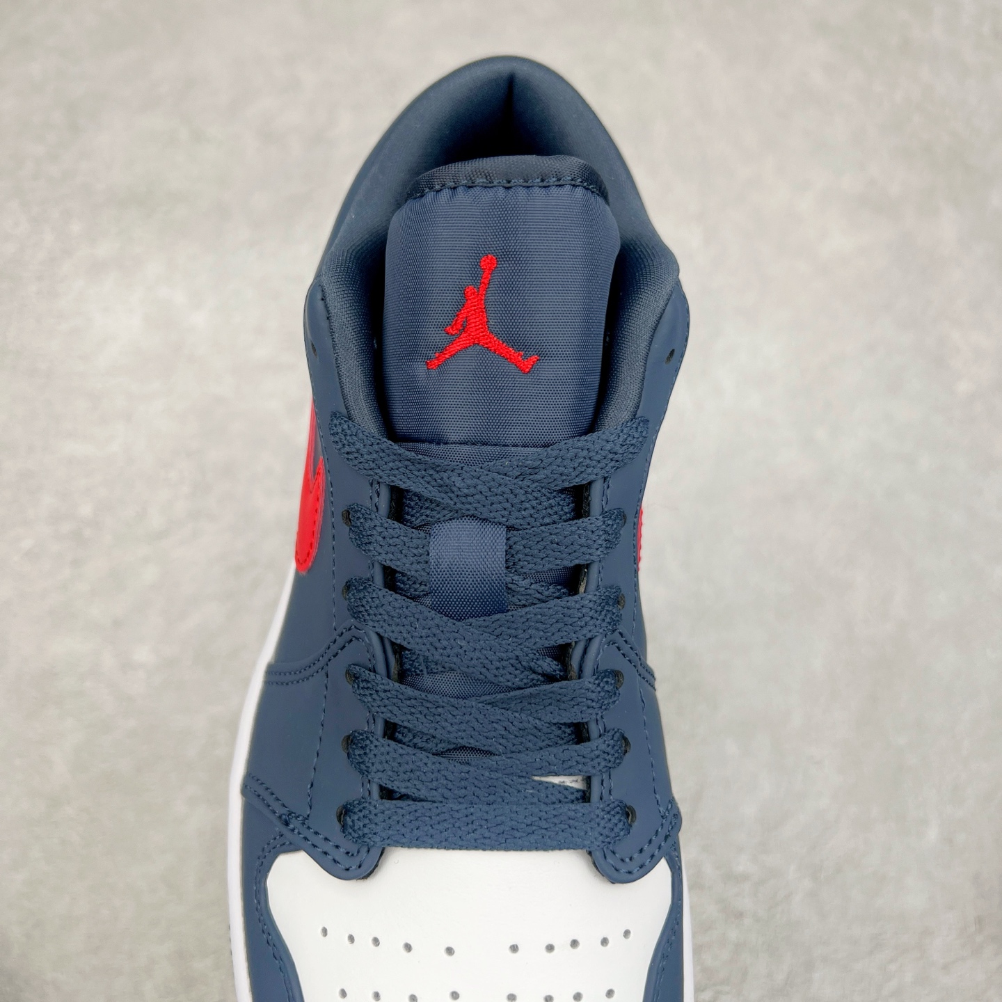 图片[5]-＃福利特价 Air Jordan AJ1 Low 低帮系列 百分百全新货品 零氧化发霉 给足利润空间操作 超乎所想的高性价比 原装楦头纸板开发 完美鞋型 超高清洁度 鞋型不臃肿别扭 原厂内置全掌气垫 A模大底 鞋舌AJ原厂专用牛津布 AJ专用反口珍珠布 原厂无杂质高弹内里海棉 特殊封边弹力鞋带 原鞋开模 拒绝公底 购置公司同步原材料 都有细节原汁原味 忠于原版 尺码：36 36.5 37.5 38 38.5 39 40 40.5 41 42 42.5 43 44 44.5 45 46-选品中心