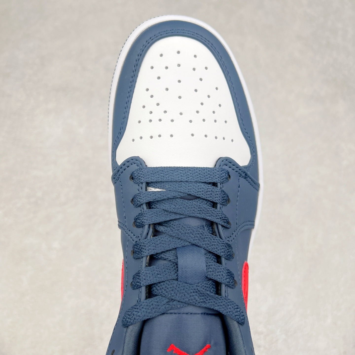 图片[4]-＃福利特价 Air Jordan AJ1 Low 低帮系列 百分百全新货品 零氧化发霉 给足利润空间操作 超乎所想的高性价比 原装楦头纸板开发 完美鞋型 超高清洁度 鞋型不臃肿别扭 原厂内置全掌气垫 A模大底 鞋舌AJ原厂专用牛津布 AJ专用反口珍珠布 原厂无杂质高弹内里海棉 特殊封边弹力鞋带 原鞋开模 拒绝公底 购置公司同步原材料 都有细节原汁原味 忠于原版 尺码：36 36.5 37.5 38 38.5 39 40 40.5 41 42 42.5 43 44 44.5 45 46-选品中心