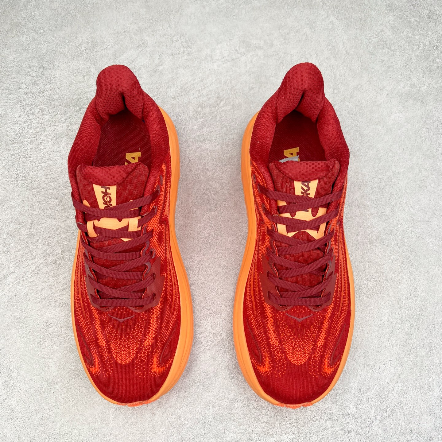 图片[2]-HOKA ONE ONE Bondi 9 WIDE 邦迪九代舒适防滑耐磨低帮休闲跑步鞋 HOKA ONE ONE是来自美国的跑步鞋知名品牌，创立于2009年，始终致力于为所有跑者提供更新、更好的跑步装备。相比常规跑鞋，HOKA ONE ONE特别研发使用性能独特的几何形跑鞋中底，此种鞋底更厚、更高、回弹性也更好，除了卓越的缓冲性能，它还能內各种阶段的跑者带来更具动感、更加稳定的跑步体验。HOKAONE ONE从设计之初就清楚意识到，要保证跑者步幅的均匀一致，双脚自然而然的运动至关重要。尺码：36 36.5 37.5 38 38.5 39 40 40.5 41 42 42.5 43 44 44.5 45-选品中心