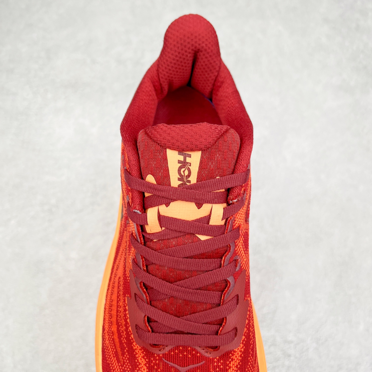 图片[5]-HOKA ONE ONE Bondi 9 WIDE 邦迪九代舒适防滑耐磨低帮休闲跑步鞋 HOKA ONE ONE是来自美国的跑步鞋知名品牌，创立于2009年，始终致力于为所有跑者提供更新、更好的跑步装备。相比常规跑鞋，HOKA ONE ONE特别研发使用性能独特的几何形跑鞋中底，此种鞋底更厚、更高、回弹性也更好，除了卓越的缓冲性能，它还能內各种阶段的跑者带来更具动感、更加稳定的跑步体验。HOKAONE ONE从设计之初就清楚意识到，要保证跑者步幅的均匀一致，双脚自然而然的运动至关重要。尺码：36 36.5 37.5 38 38.5 39 40 40.5 41 42 42.5 43 44 44.5 45-选品中心