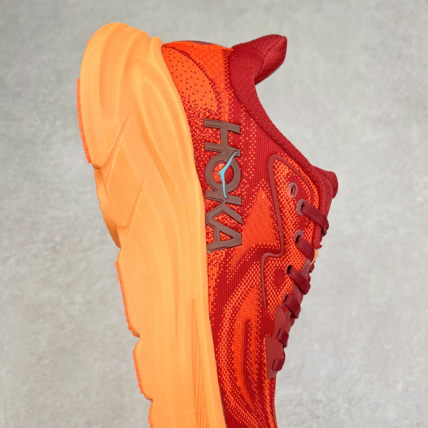 图片[6]-HOKA ONE ONE Bondi 9 WIDE 邦迪九代舒适防滑耐磨低帮休闲跑步鞋 HOKA ONE ONE是来自美国的跑步鞋知名品牌，创立于2009年，始终致力于为所有跑者提供更新、更好的跑步装备。相比常规跑鞋，HOKA ONE ONE特别研发使用性能独特的几何形跑鞋中底，此种鞋底更厚、更高、回弹性也更好，除了卓越的缓冲性能，它还能內各种阶段的跑者带来更具动感、更加稳定的跑步体验。HOKAONE ONE从设计之初就清楚意识到，要保证跑者步幅的均匀一致，双脚自然而然的运动至关重要。尺码：36 36.5 37.5 38 38.5 39 40 40.5 41 42 42.5 43 44 44.5 45-选品中心