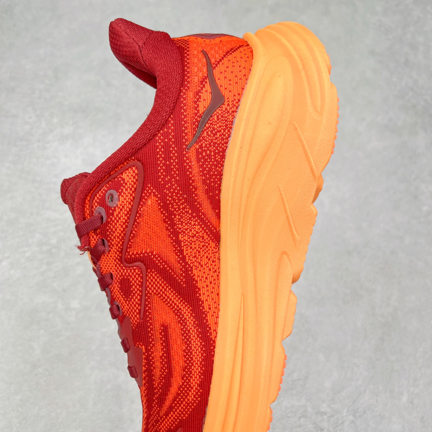 图片[7]-HOKA ONE ONE Bondi 9 WIDE 邦迪九代舒适防滑耐磨低帮休闲跑步鞋 HOKA ONE ONE是来自美国的跑步鞋知名品牌，创立于2009年，始终致力于为所有跑者提供更新、更好的跑步装备。相比常规跑鞋，HOKA ONE ONE特别研发使用性能独特的几何形跑鞋中底，此种鞋底更厚、更高、回弹性也更好，除了卓越的缓冲性能，它还能內各种阶段的跑者带来更具动感、更加稳定的跑步体验。HOKAONE ONE从设计之初就清楚意识到，要保证跑者步幅的均匀一致，双脚自然而然的运动至关重要。尺码：36 36.5 37.5 38 38.5 39 40 40.5 41 42 42.5 43 44 44.5 45-选品中心