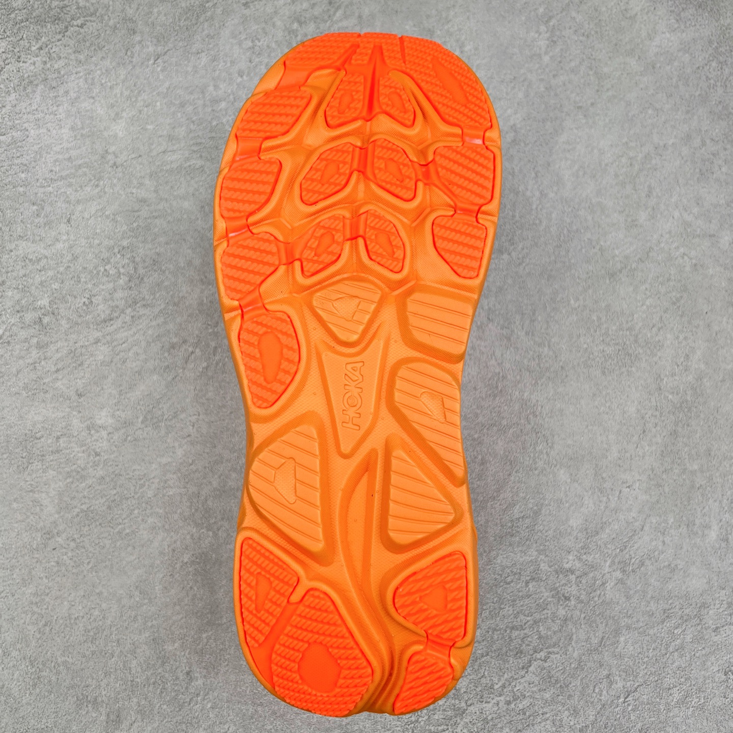 图片[9]-HOKA ONE ONE Bondi 9 WIDE 邦迪九代舒适防滑耐磨低帮休闲跑步鞋 HOKA ONE ONE是来自美国的跑步鞋知名品牌，创立于2009年，始终致力于为所有跑者提供更新、更好的跑步装备。相比常规跑鞋，HOKA ONE ONE特别研发使用性能独特的几何形跑鞋中底，此种鞋底更厚、更高、回弹性也更好，除了卓越的缓冲性能，它还能內各种阶段的跑者带来更具动感、更加稳定的跑步体验。HOKAONE ONE从设计之初就清楚意识到，要保证跑者步幅的均匀一致，双脚自然而然的运动至关重要。尺码：36 36.5 37.5 38 38.5 39 40 40.5 41 42 42.5 43 44 44.5 45-选品中心