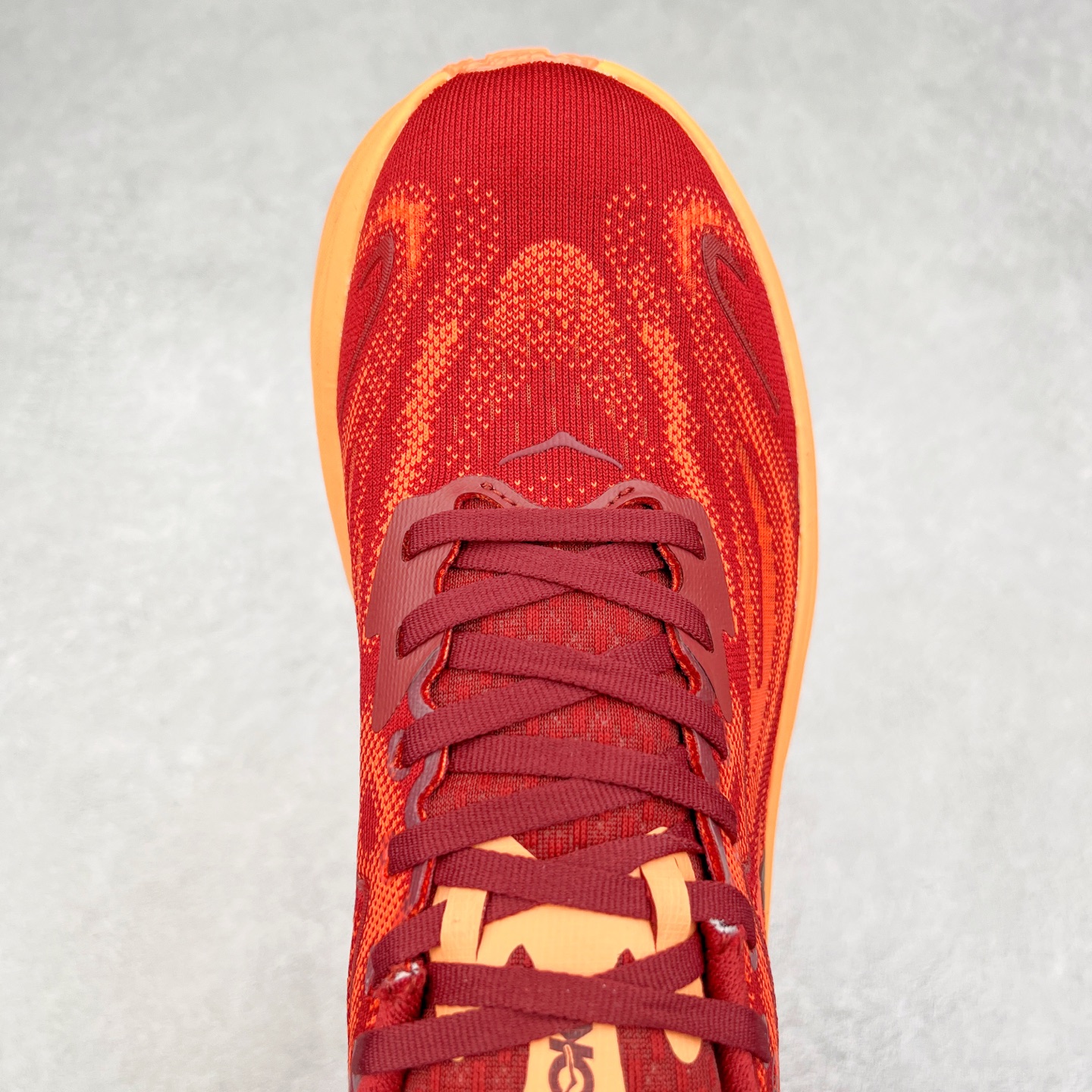 图片[4]-HOKA ONE ONE Bondi 9 WIDE 邦迪九代舒适防滑耐磨低帮休闲跑步鞋 HOKA ONE ONE是来自美国的跑步鞋知名品牌，创立于2009年，始终致力于为所有跑者提供更新、更好的跑步装备。相比常规跑鞋，HOKA ONE ONE特别研发使用性能独特的几何形跑鞋中底，此种鞋底更厚、更高、回弹性也更好，除了卓越的缓冲性能，它还能內各种阶段的跑者带来更具动感、更加稳定的跑步体验。HOKAONE ONE从设计之初就清楚意识到，要保证跑者步幅的均匀一致，双脚自然而然的运动至关重要。尺码：36 36.5 37.5 38 38.5 39 40 40.5 41 42 42.5 43 44 44.5 45-选品中心