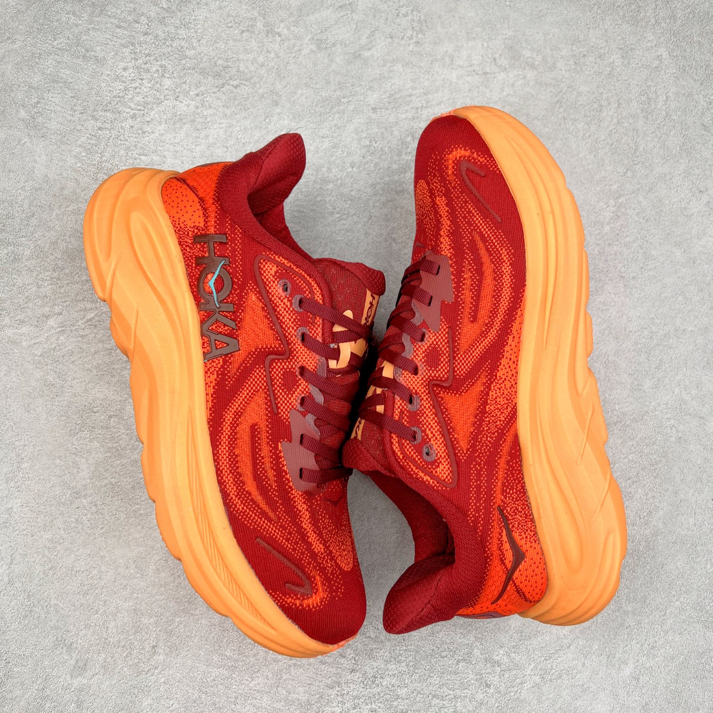 图片[3]-HOKA ONE ONE Bondi 9 WIDE 邦迪九代舒适防滑耐磨低帮休闲跑步鞋 HOKA ONE ONE是来自美国的跑步鞋知名品牌，创立于2009年，始终致力于为所有跑者提供更新、更好的跑步装备。相比常规跑鞋，HOKA ONE ONE特别研发使用性能独特的几何形跑鞋中底，此种鞋底更厚、更高、回弹性也更好，除了卓越的缓冲性能，它还能內各种阶段的跑者带来更具动感、更加稳定的跑步体验。HOKAONE ONE从设计之初就清楚意识到，要保证跑者步幅的均匀一致，双脚自然而然的运动至关重要。尺码：36 36.5 37.5 38 38.5 39 40 40.5 41 42 42.5 43 44 44.5 45-选品中心