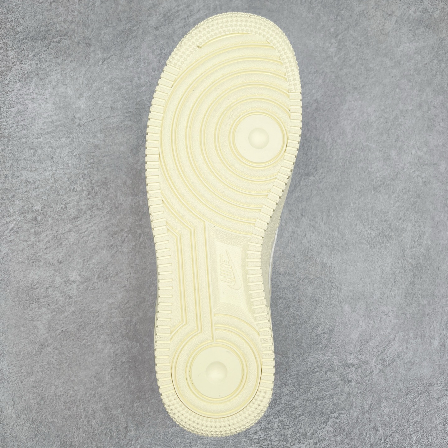 图片[9]-NK Air Force 1´07 Low 空军一号低帮百搭休闲运动板鞋 DM0211-101 柔软、弹性十足的缓震性能和出色的中底设计 横跨复古与现代的外型结合 造就出风靡全球 三十多年的Force 1 直到今天还深受青睐 实拍调校N版已经零色差零失真 百分百还原实物色彩所见即所得 不存在货不对板色差等低级问题 选购参考实物拍摄 不混卖不参货 只用心做好货严格选品 承诺混一赔十 尺码：36 36.5 37.5 38 38.5 39 40 40.5 41 42 42.5 43 44 44.5 45-选品中心