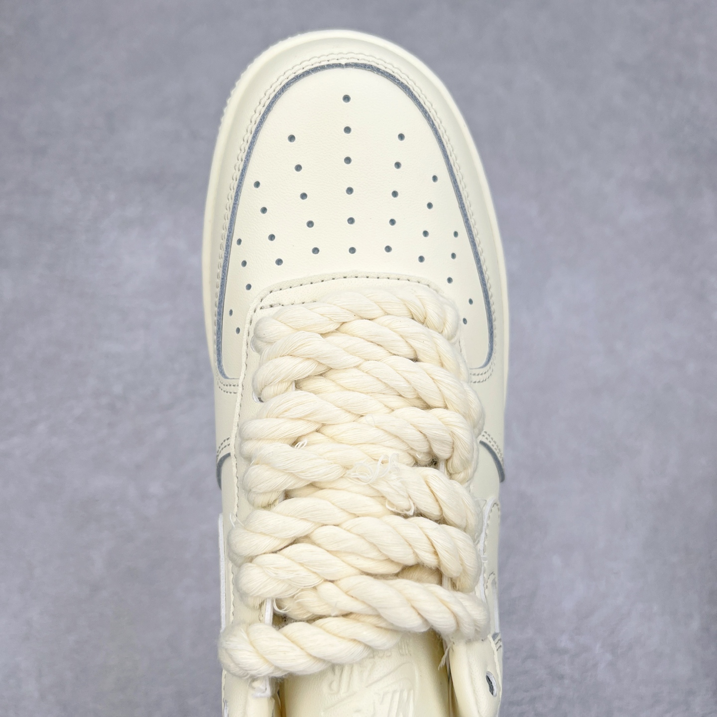 图片[4]-NK Air Force 1´07 Low 空军一号低帮百搭休闲运动板鞋 DM0211-101 柔软、弹性十足的缓震性能和出色的中底设计 横跨复古与现代的外型结合 造就出风靡全球 三十多年的Force 1 直到今天还深受青睐 实拍调校N版已经零色差零失真 百分百还原实物色彩所见即所得 不存在货不对板色差等低级问题 选购参考实物拍摄 不混卖不参货 只用心做好货严格选品 承诺混一赔十 尺码：36 36.5 37.5 38 38.5 39 40 40.5 41 42 42.5 43 44 44.5 45-选品中心