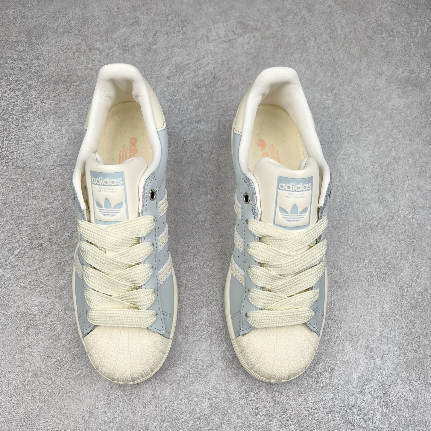 图片[2]-AD Originals Superstar 经典复古贝壳头板鞋 IE3037 诞生于1969年 是第一双将全皮面鞋 身与橡胶鞋头结合在一起的低帮篮球鞋 Superstar最开始 是作为高帮篮球鞋Pro Model的低帮版本而出现的 但因为其独特和醒目的橡胶鞋头造型而让大家熟知 被大家形象地称为\\\”shelltoe\\\”贝壳头 在70年代的美国职业篮球场上 接近3/4的NBA球员都将这双Superstar作为场上用鞋 80年代之后 经过不断的改良和发展 Superstar逐渐成为横跨时装、音乐、街头文化、休闲和运动等各大领域的时尚潮鞋 尺码：36 36.5 37 38 38.5 39 40 40.5 41 42 42.5 43 44 44.5 45-选品中心