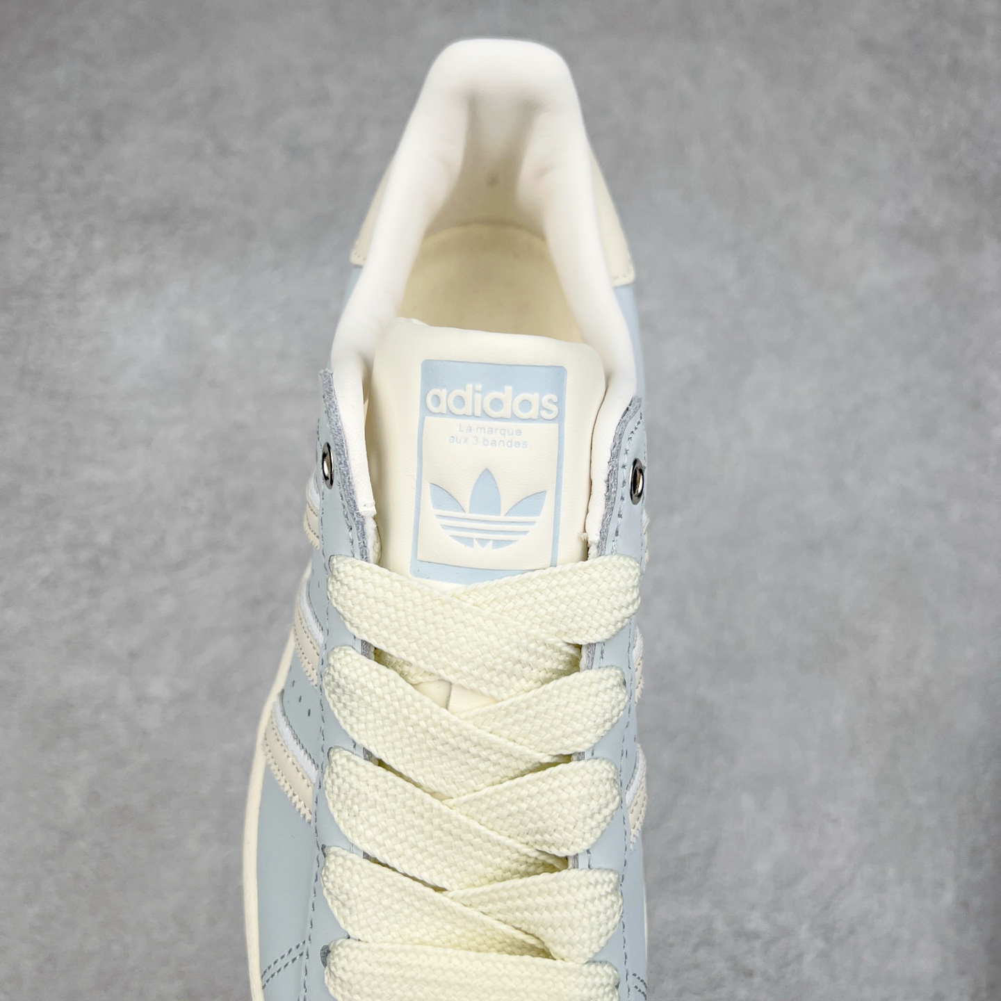 图片[5]-AD Originals Superstar 经典复古贝壳头板鞋 IE3037 诞生于1969年 是第一双将全皮面鞋 身与橡胶鞋头结合在一起的低帮篮球鞋 Superstar最开始 是作为高帮篮球鞋Pro Model的低帮版本而出现的 但因为其独特和醒目的橡胶鞋头造型而让大家熟知 被大家形象地称为\\\”shelltoe\\\”贝壳头 在70年代的美国职业篮球场上 接近3/4的NBA球员都将这双Superstar作为场上用鞋 80年代之后 经过不断的改良和发展 Superstar逐渐成为横跨时装、音乐、街头文化、休闲和运动等各大领域的时尚潮鞋 尺码：36 36.5 37 38 38.5 39 40 40.5 41 42 42.5 43 44 44.5 45-选品中心