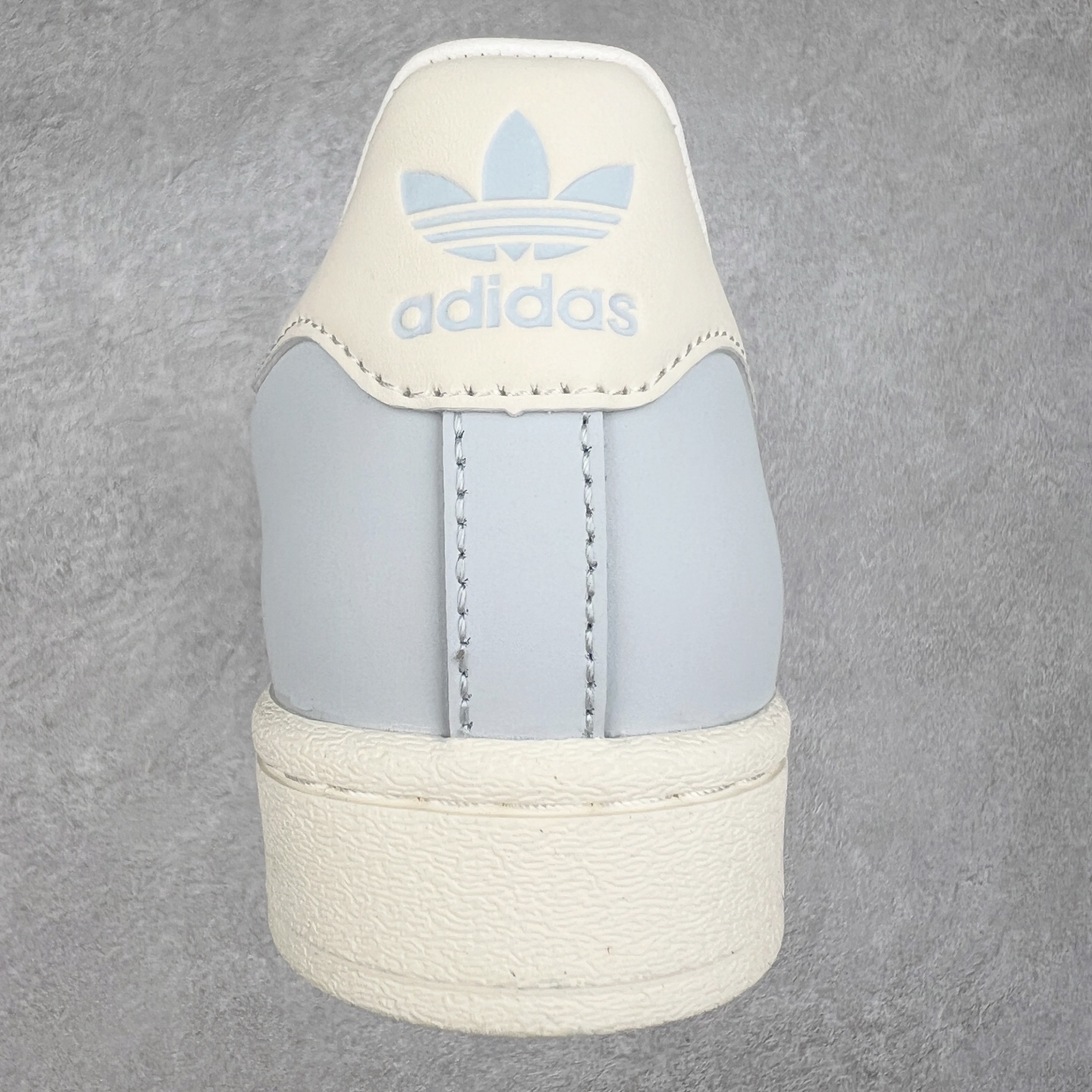 图片[8]-AD Originals Superstar 经典复古贝壳头板鞋 IE3037 诞生于1969年 是第一双将全皮面鞋 身与橡胶鞋头结合在一起的低帮篮球鞋 Superstar最开始 是作为高帮篮球鞋Pro Model的低帮版本而出现的 但因为其独特和醒目的橡胶鞋头造型而让大家熟知 被大家形象地称为\\\”shelltoe\\\”贝壳头 在70年代的美国职业篮球场上 接近3/4的NBA球员都将这双Superstar作为场上用鞋 80年代之后 经过不断的改良和发展 Superstar逐渐成为横跨时装、音乐、街头文化、休闲和运动等各大领域的时尚潮鞋 尺码：36 36.5 37 38 38.5 39 40 40.5 41 42 42.5 43 44 44.5 45-选品中心