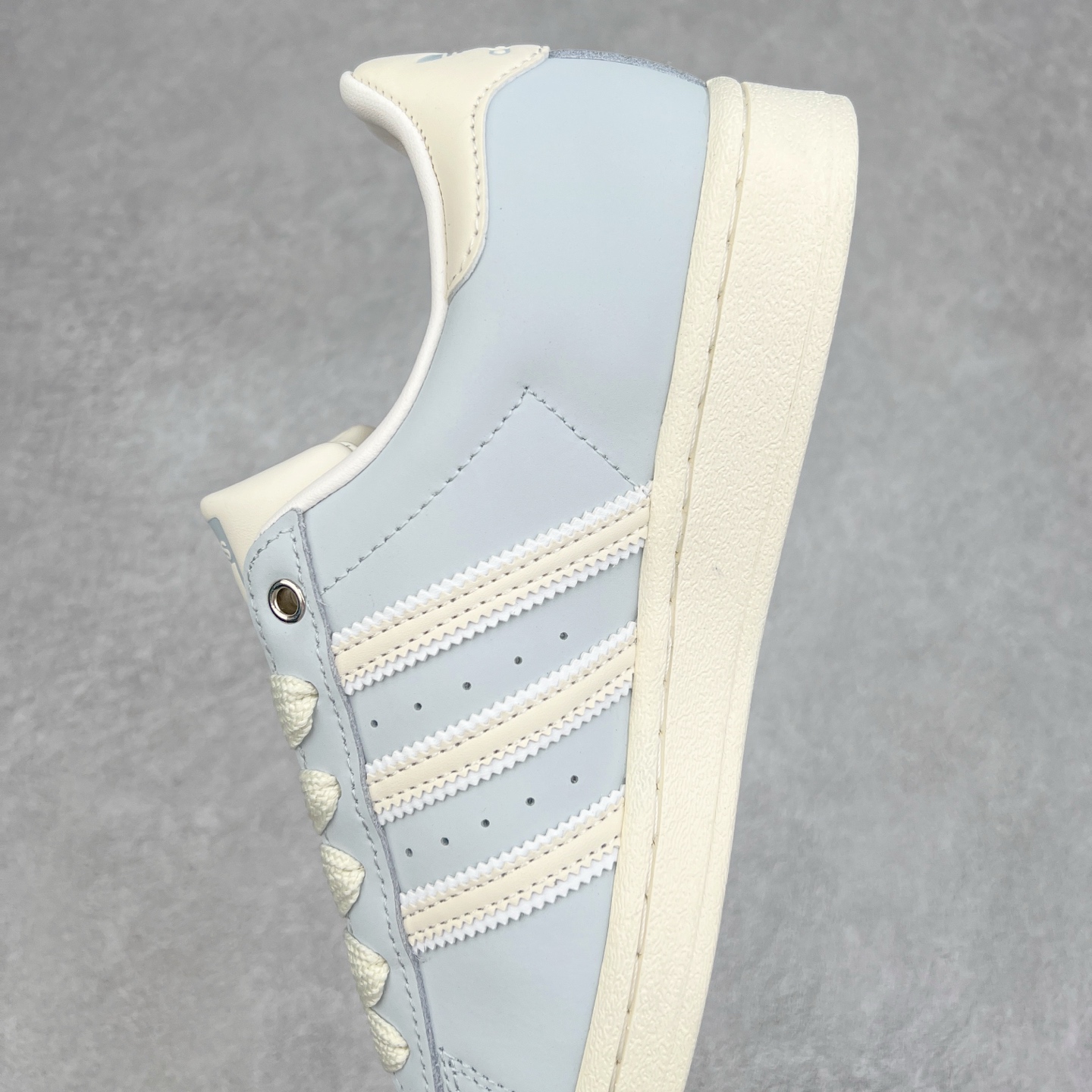 图片[7]-AD Originals Superstar 经典复古贝壳头板鞋 IE3037 诞生于1969年 是第一双将全皮面鞋 身与橡胶鞋头结合在一起的低帮篮球鞋 Superstar最开始 是作为高帮篮球鞋Pro Model的低帮版本而出现的 但因为其独特和醒目的橡胶鞋头造型而让大家熟知 被大家形象地称为\\\”shelltoe\\\”贝壳头 在70年代的美国职业篮球场上 接近3/4的NBA球员都将这双Superstar作为场上用鞋 80年代之后 经过不断的改良和发展 Superstar逐渐成为横跨时装、音乐、街头文化、休闲和运动等各大领域的时尚潮鞋 尺码：36 36.5 37 38 38.5 39 40 40.5 41 42 42.5 43 44 44.5 45-选品中心