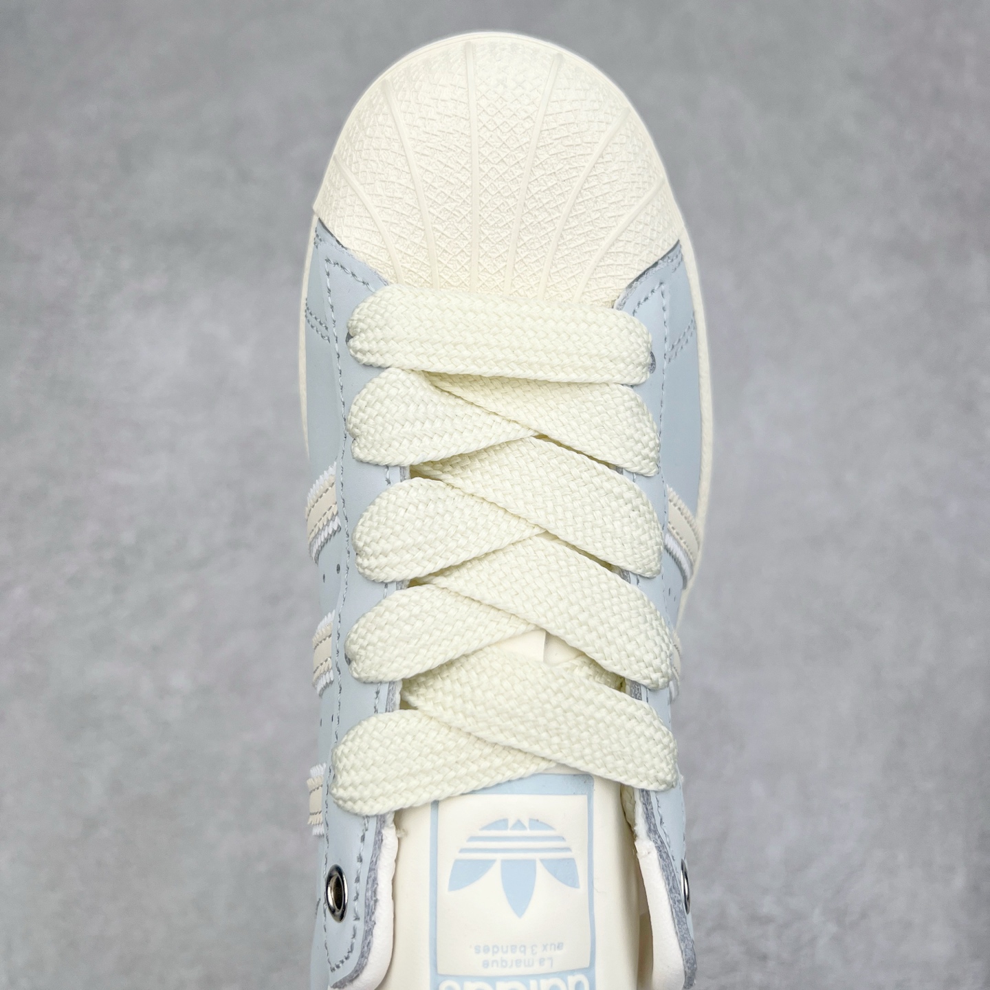 图片[4]-AD Originals Superstar 经典复古贝壳头板鞋 IE3037 诞生于1969年 是第一双将全皮面鞋 身与橡胶鞋头结合在一起的低帮篮球鞋 Superstar最开始 是作为高帮篮球鞋Pro Model的低帮版本而出现的 但因为其独特和醒目的橡胶鞋头造型而让大家熟知 被大家形象地称为\\\”shelltoe\\\”贝壳头 在70年代的美国职业篮球场上 接近3/4的NBA球员都将这双Superstar作为场上用鞋 80年代之后 经过不断的改良和发展 Superstar逐渐成为横跨时装、音乐、街头文化、休闲和运动等各大领域的时尚潮鞋 尺码：36 36.5 37 38 38.5 39 40 40.5 41 42 42.5 43 44 44.5 45-选品中心