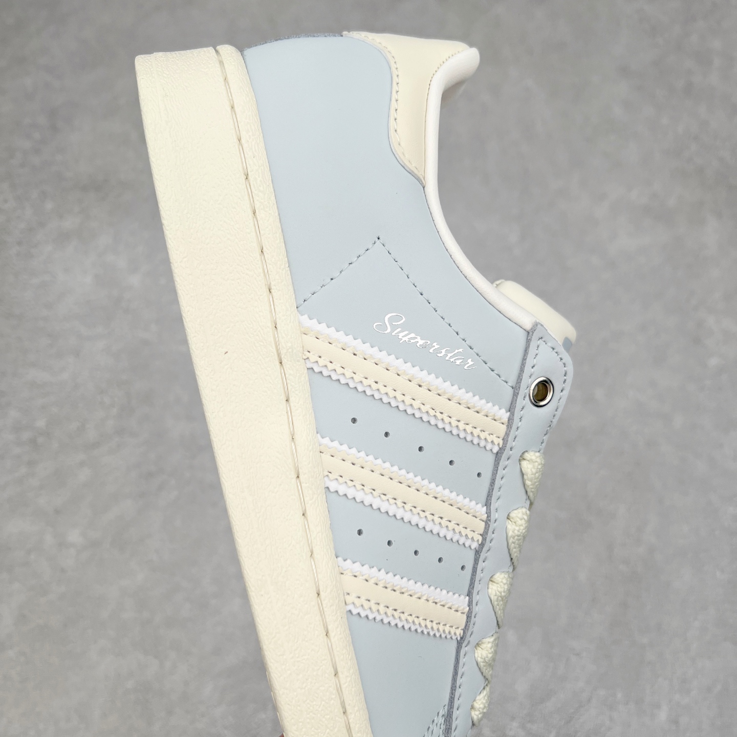 图片[6]-AD Originals Superstar 经典复古贝壳头板鞋 IE3037 诞生于1969年 是第一双将全皮面鞋 身与橡胶鞋头结合在一起的低帮篮球鞋 Superstar最开始 是作为高帮篮球鞋Pro Model的低帮版本而出现的 但因为其独特和醒目的橡胶鞋头造型而让大家熟知 被大家形象地称为\\\”shelltoe\\\”贝壳头 在70年代的美国职业篮球场上 接近3/4的NBA球员都将这双Superstar作为场上用鞋 80年代之后 经过不断的改良和发展 Superstar逐渐成为横跨时装、音乐、街头文化、休闲和运动等各大领域的时尚潮鞋 尺码：36 36.5 37 38 38.5 39 40 40.5 41 42 42.5 43 44 44.5 45-选品中心