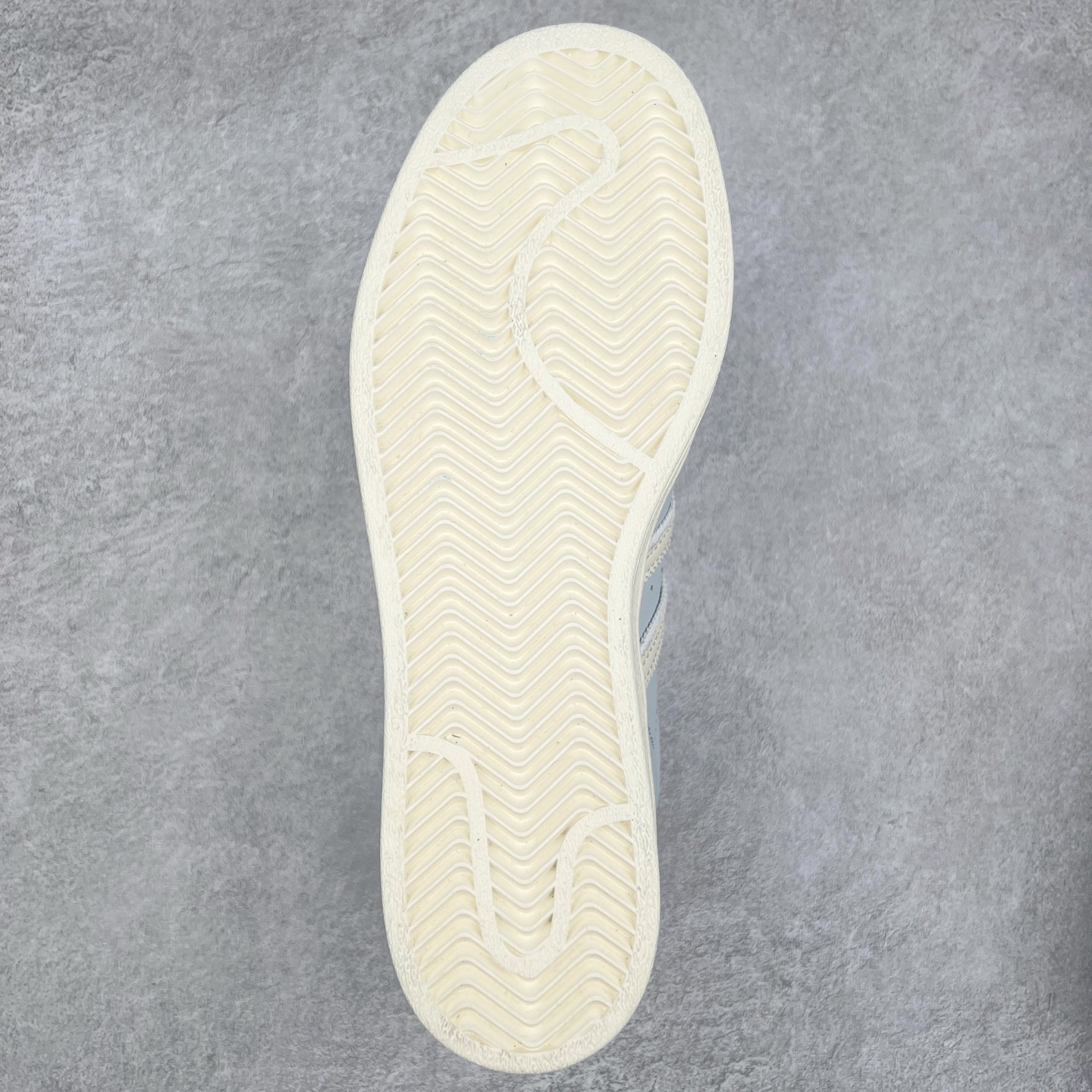 图片[9]-AD Originals Superstar 经典复古贝壳头板鞋 IE3037 诞生于1969年 是第一双将全皮面鞋 身与橡胶鞋头结合在一起的低帮篮球鞋 Superstar最开始 是作为高帮篮球鞋Pro Model的低帮版本而出现的 但因为其独特和醒目的橡胶鞋头造型而让大家熟知 被大家形象地称为\\\”shelltoe\\\”贝壳头 在70年代的美国职业篮球场上 接近3/4的NBA球员都将这双Superstar作为场上用鞋 80年代之后 经过不断的改良和发展 Superstar逐渐成为横跨时装、音乐、街头文化、休闲和运动等各大领域的时尚潮鞋 尺码：36 36.5 37 38 38.5 39 40 40.5 41 42 42.5 43 44 44.5 45-选品中心