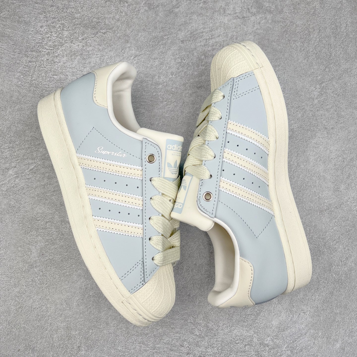 图片[3]-AD Originals Superstar 经典复古贝壳头板鞋 IE3037 诞生于1969年 是第一双将全皮面鞋 身与橡胶鞋头结合在一起的低帮篮球鞋 Superstar最开始 是作为高帮篮球鞋Pro Model的低帮版本而出现的 但因为其独特和醒目的橡胶鞋头造型而让大家熟知 被大家形象地称为\\\”shelltoe\\\”贝壳头 在70年代的美国职业篮球场上 接近3/4的NBA球员都将这双Superstar作为场上用鞋 80年代之后 经过不断的改良和发展 Superstar逐渐成为横跨时装、音乐、街头文化、休闲和运动等各大领域的时尚潮鞋 尺码：36 36.5 37 38 38.5 39 40 40.5 41 42 42.5 43 44 44.5 45-选品中心