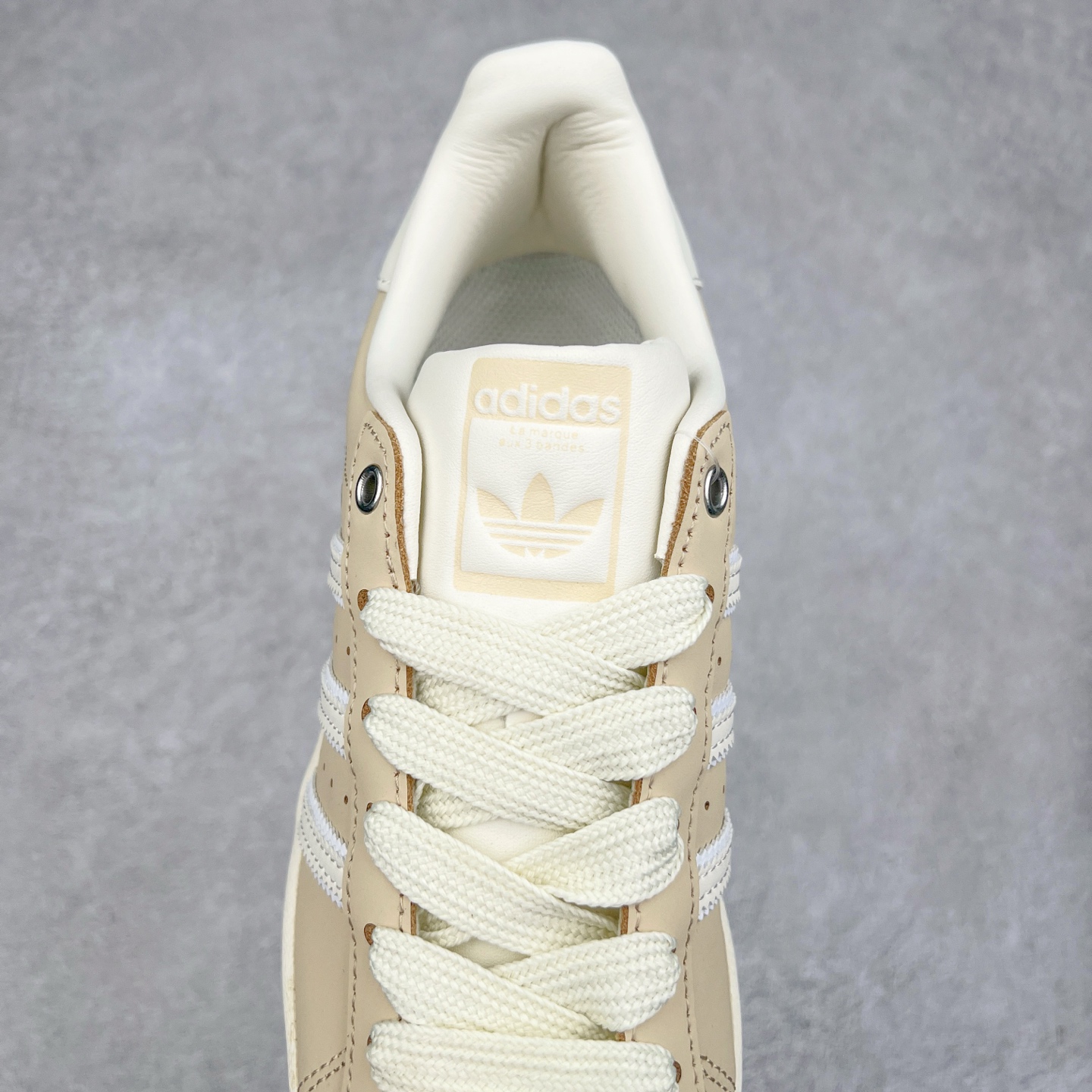 图片[5]-AD Originals Superstar 经典复古贝壳头板鞋 IE3039 诞生于1969年 是第一双将全皮面鞋 身与橡胶鞋头结合在一起的低帮篮球鞋 Superstar最开始 是作为高帮篮球鞋Pro Model的低帮版本而出现的 但因为其独特和醒目的橡胶鞋头造型而让大家熟知 被大家形象地称为\\\”shelltoe\\\”贝壳头 在70年代的美国职业篮球场上 接近3/4的NBA球员都将这双Superstar作为场上用鞋 80年代之后 经过不断的改良和发展 Superstar逐渐成为横跨时装、音乐、街头文化、休闲和运动等各大领域的时尚潮鞋 尺码：36 36.5 37 38 38.5 39 40 40.5 41 42 42.5 43 44 44.5 45-选品中心