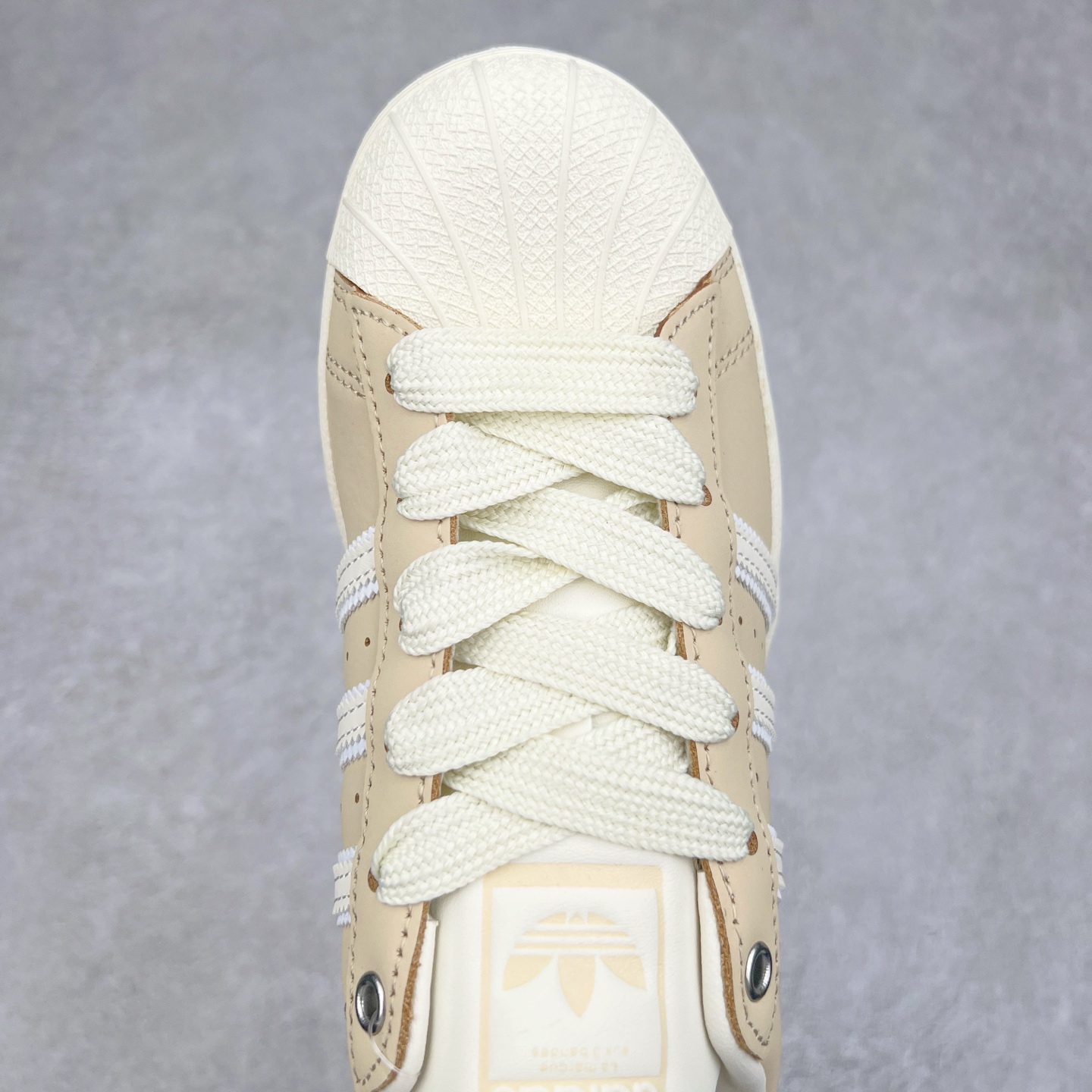 图片[4]-AD Originals Superstar 经典复古贝壳头板鞋 IE3039 诞生于1969年 是第一双将全皮面鞋 身与橡胶鞋头结合在一起的低帮篮球鞋 Superstar最开始 是作为高帮篮球鞋Pro Model的低帮版本而出现的 但因为其独特和醒目的橡胶鞋头造型而让大家熟知 被大家形象地称为\\\”shelltoe\\\”贝壳头 在70年代的美国职业篮球场上 接近3/4的NBA球员都将这双Superstar作为场上用鞋 80年代之后 经过不断的改良和发展 Superstar逐渐成为横跨时装、音乐、街头文化、休闲和运动等各大领域的时尚潮鞋 尺码：36 36.5 37 38 38.5 39 40 40.5 41 42 42.5 43 44 44.5 45-选品中心