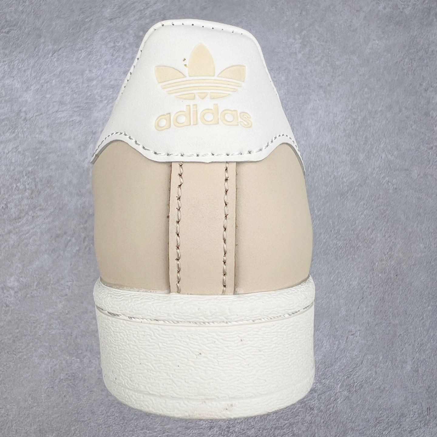 图片[8]-AD Originals Superstar 经典复古贝壳头板鞋 IE3039 诞生于1969年 是第一双将全皮面鞋 身与橡胶鞋头结合在一起的低帮篮球鞋 Superstar最开始 是作为高帮篮球鞋Pro Model的低帮版本而出现的 但因为其独特和醒目的橡胶鞋头造型而让大家熟知 被大家形象地称为\\\”shelltoe\\\”贝壳头 在70年代的美国职业篮球场上 接近3/4的NBA球员都将这双Superstar作为场上用鞋 80年代之后 经过不断的改良和发展 Superstar逐渐成为横跨时装、音乐、街头文化、休闲和运动等各大领域的时尚潮鞋 尺码：36 36.5 37 38 38.5 39 40 40.5 41 42 42.5 43 44 44.5 45-选品中心