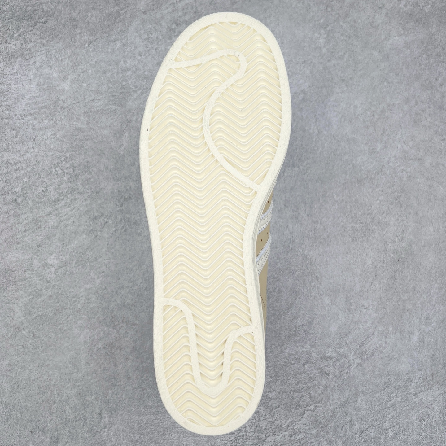 图片[9]-AD Originals Superstar 经典复古贝壳头板鞋 IE3039 诞生于1969年 是第一双将全皮面鞋 身与橡胶鞋头结合在一起的低帮篮球鞋 Superstar最开始 是作为高帮篮球鞋Pro Model的低帮版本而出现的 但因为其独特和醒目的橡胶鞋头造型而让大家熟知 被大家形象地称为\\\”shelltoe\\\”贝壳头 在70年代的美国职业篮球场上 接近3/4的NBA球员都将这双Superstar作为场上用鞋 80年代之后 经过不断的改良和发展 Superstar逐渐成为横跨时装、音乐、街头文化、休闲和运动等各大领域的时尚潮鞋 尺码：36 36.5 37 38 38.5 39 40 40.5 41 42 42.5 43 44 44.5 45-选品中心