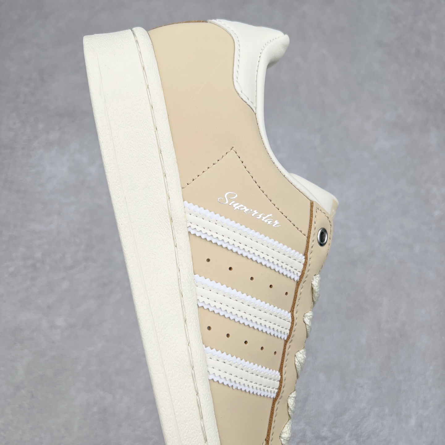 图片[6]-AD Originals Superstar 经典复古贝壳头板鞋 IE3039 诞生于1969年 是第一双将全皮面鞋 身与橡胶鞋头结合在一起的低帮篮球鞋 Superstar最开始 是作为高帮篮球鞋Pro Model的低帮版本而出现的 但因为其独特和醒目的橡胶鞋头造型而让大家熟知 被大家形象地称为\\\”shelltoe\\\”贝壳头 在70年代的美国职业篮球场上 接近3/4的NBA球员都将这双Superstar作为场上用鞋 80年代之后 经过不断的改良和发展 Superstar逐渐成为横跨时装、音乐、街头文化、休闲和运动等各大领域的时尚潮鞋 尺码：36 36.5 37 38 38.5 39 40 40.5 41 42 42.5 43 44 44.5 45-选品中心