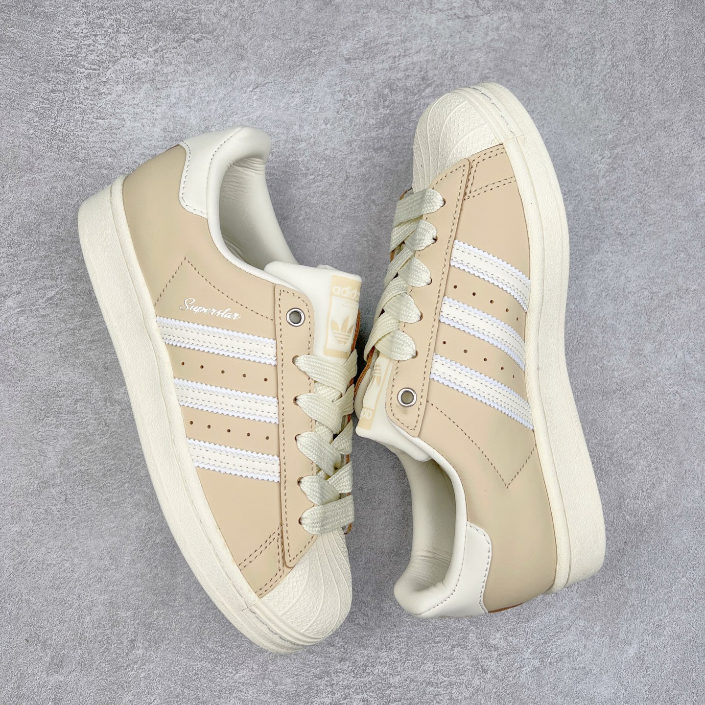 图片[3]-AD Originals Superstar 经典复古贝壳头板鞋 IE3039 诞生于1969年 是第一双将全皮面鞋 身与橡胶鞋头结合在一起的低帮篮球鞋 Superstar最开始 是作为高帮篮球鞋Pro Model的低帮版本而出现的 但因为其独特和醒目的橡胶鞋头造型而让大家熟知 被大家形象地称为\\\”shelltoe\\\”贝壳头 在70年代的美国职业篮球场上 接近3/4的NBA球员都将这双Superstar作为场上用鞋 80年代之后 经过不断的改良和发展 Superstar逐渐成为横跨时装、音乐、街头文化、休闲和运动等各大领域的时尚潮鞋 尺码：36 36.5 37 38 38.5 39 40 40.5 41 42 42.5 43 44 44.5 45-选品中心