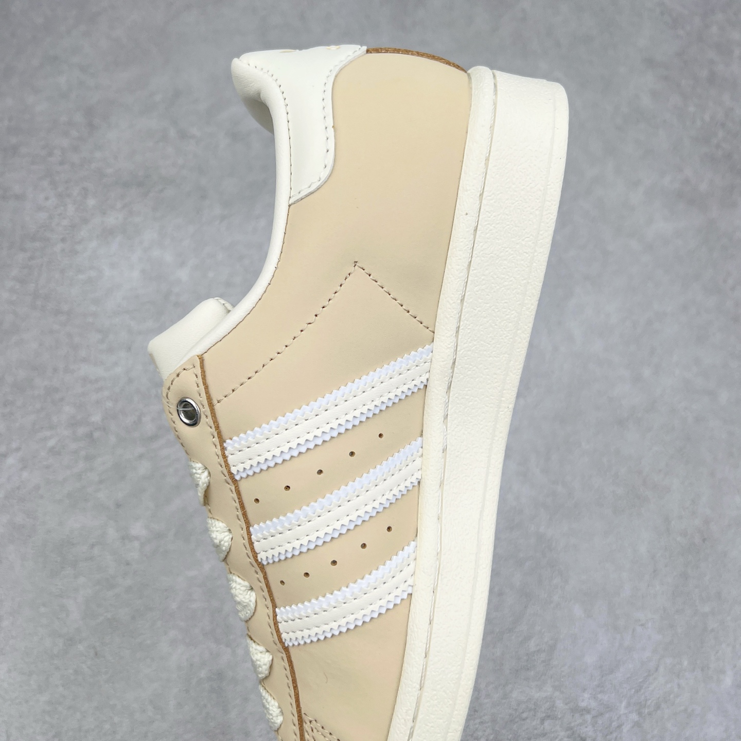 图片[7]-AD Originals Superstar 经典复古贝壳头板鞋 IE3039 诞生于1969年 是第一双将全皮面鞋 身与橡胶鞋头结合在一起的低帮篮球鞋 Superstar最开始 是作为高帮篮球鞋Pro Model的低帮版本而出现的 但因为其独特和醒目的橡胶鞋头造型而让大家熟知 被大家形象地称为\\\”shelltoe\\\”贝壳头 在70年代的美国职业篮球场上 接近3/4的NBA球员都将这双Superstar作为场上用鞋 80年代之后 经过不断的改良和发展 Superstar逐渐成为横跨时装、音乐、街头文化、休闲和运动等各大领域的时尚潮鞋 尺码：36 36.5 37 38 38.5 39 40 40.5 41 42 42.5 43 44 44.5 45-选品中心