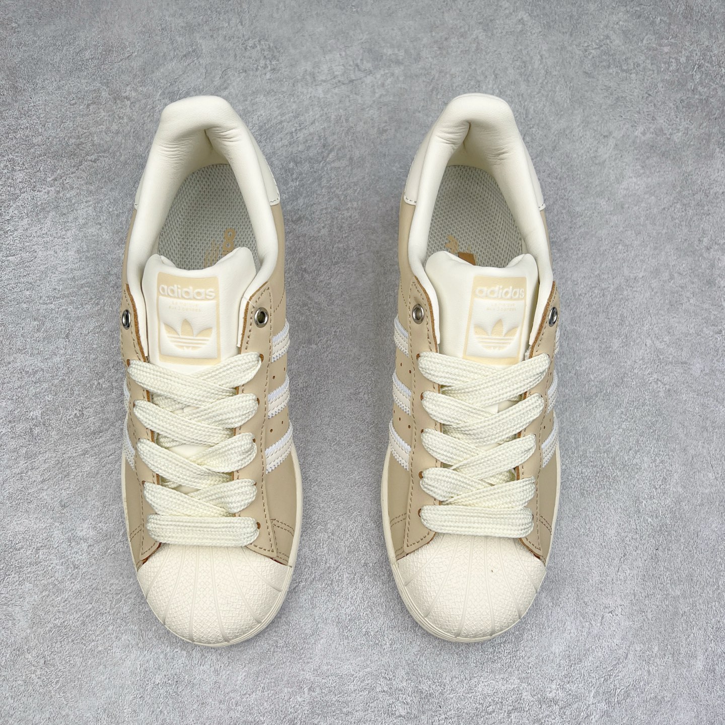 图片[2]-AD Originals Superstar 经典复古贝壳头板鞋 IE3039 诞生于1969年 是第一双将全皮面鞋 身与橡胶鞋头结合在一起的低帮篮球鞋 Superstar最开始 是作为高帮篮球鞋Pro Model的低帮版本而出现的 但因为其独特和醒目的橡胶鞋头造型而让大家熟知 被大家形象地称为\\\”shelltoe\\\”贝壳头 在70年代的美国职业篮球场上 接近3/4的NBA球员都将这双Superstar作为场上用鞋 80年代之后 经过不断的改良和发展 Superstar逐渐成为横跨时装、音乐、街头文化、休闲和运动等各大领域的时尚潮鞋 尺码：36 36.5 37 38 38.5 39 40 40.5 41 42 42.5 43 44 44.5 45-选品中心