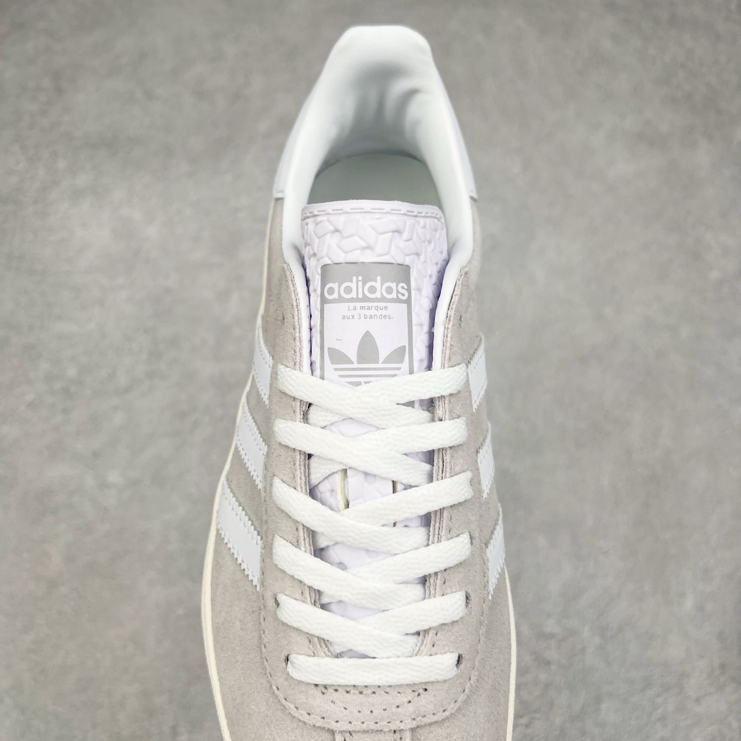 图片[5]-＃CS纯原 AD Originals Gazelle Bold W 羚羊松糕系列复古百搭厚底增高低帮休闲运动板鞋 JI2716 新的一年就要换新的打扮啦！除了设定变美、健身、减肥等目标外，你已经可以利用鞋子来“偷偷改善身材比例”的愿望了！ 因为有一句话。身高不够。鞋子来凑~赶快入手以下各大运动品牌最新推出的“厚底增高运动鞋”吧。 是最好穿最百搭的长腿神器。 重点是……不仅价格不错～鞋子也不错啊！Originals的Gazelle Bold鞋款打造出「超厚底版本」！延续流线鞋型、经典麂皮材质、白色三条线和侧面烫金标志的复古外型，奶油白鞋底高度直接乘3，出门搭上它，保证一路步步高升。尺码：36 36⅔ 37⅓ 38 38⅔ 39⅓ 40-选品中心