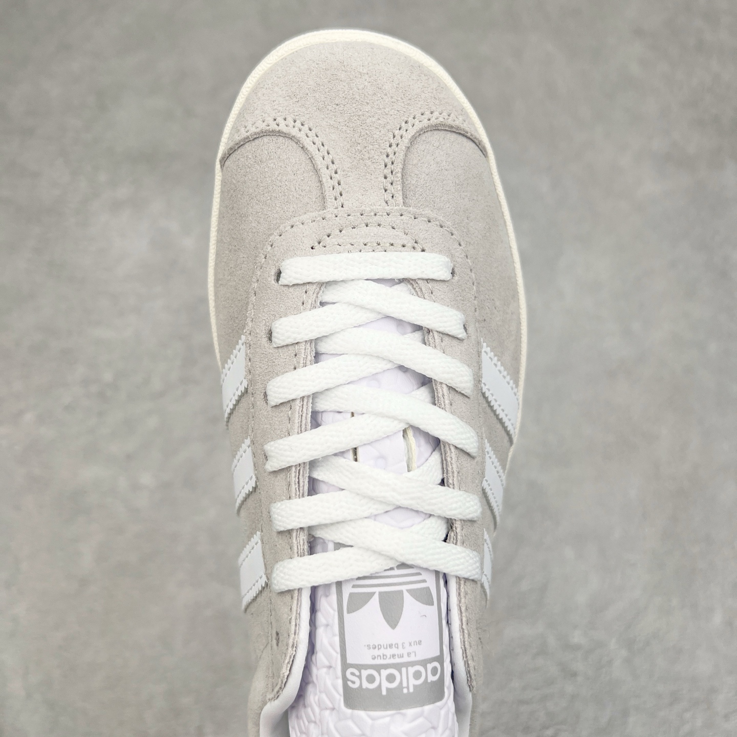 图片[4]-＃CS纯原 AD Originals Gazelle Bold W 羚羊松糕系列复古百搭厚底增高低帮休闲运动板鞋 JI2716 新的一年就要换新的打扮啦！除了设定变美、健身、减肥等目标外，你已经可以利用鞋子来“偷偷改善身材比例”的愿望了！ 因为有一句话。身高不够。鞋子来凑~赶快入手以下各大运动品牌最新推出的“厚底增高运动鞋”吧。 是最好穿最百搭的长腿神器。 重点是……不仅价格不错～鞋子也不错啊！Originals的Gazelle Bold鞋款打造出「超厚底版本」！延续流线鞋型、经典麂皮材质、白色三条线和侧面烫金标志的复古外型，奶油白鞋底高度直接乘3，出门搭上它，保证一路步步高升。尺码：36 36⅔ 37⅓ 38 38⅔ 39⅓ 40-选品中心