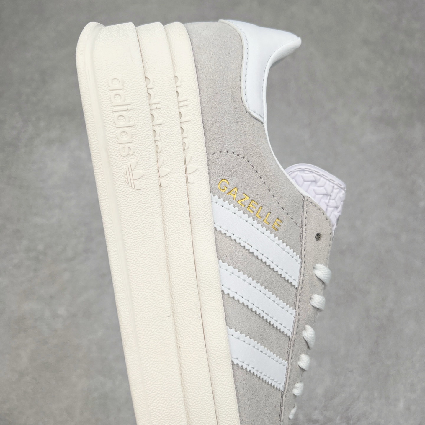 图片[6]-＃CS纯原 AD Originals Gazelle Bold W 羚羊松糕系列复古百搭厚底增高低帮休闲运动板鞋 JI2716 新的一年就要换新的打扮啦！除了设定变美、健身、减肥等目标外，你已经可以利用鞋子来“偷偷改善身材比例”的愿望了！ 因为有一句话。身高不够。鞋子来凑~赶快入手以下各大运动品牌最新推出的“厚底增高运动鞋”吧。 是最好穿最百搭的长腿神器。 重点是……不仅价格不错～鞋子也不错啊！Originals的Gazelle Bold鞋款打造出「超厚底版本」！延续流线鞋型、经典麂皮材质、白色三条线和侧面烫金标志的复古外型，奶油白鞋底高度直接乘3，出门搭上它，保证一路步步高升。尺码：36 36⅔ 37⅓ 38 38⅔ 39⅓ 40-选品中心