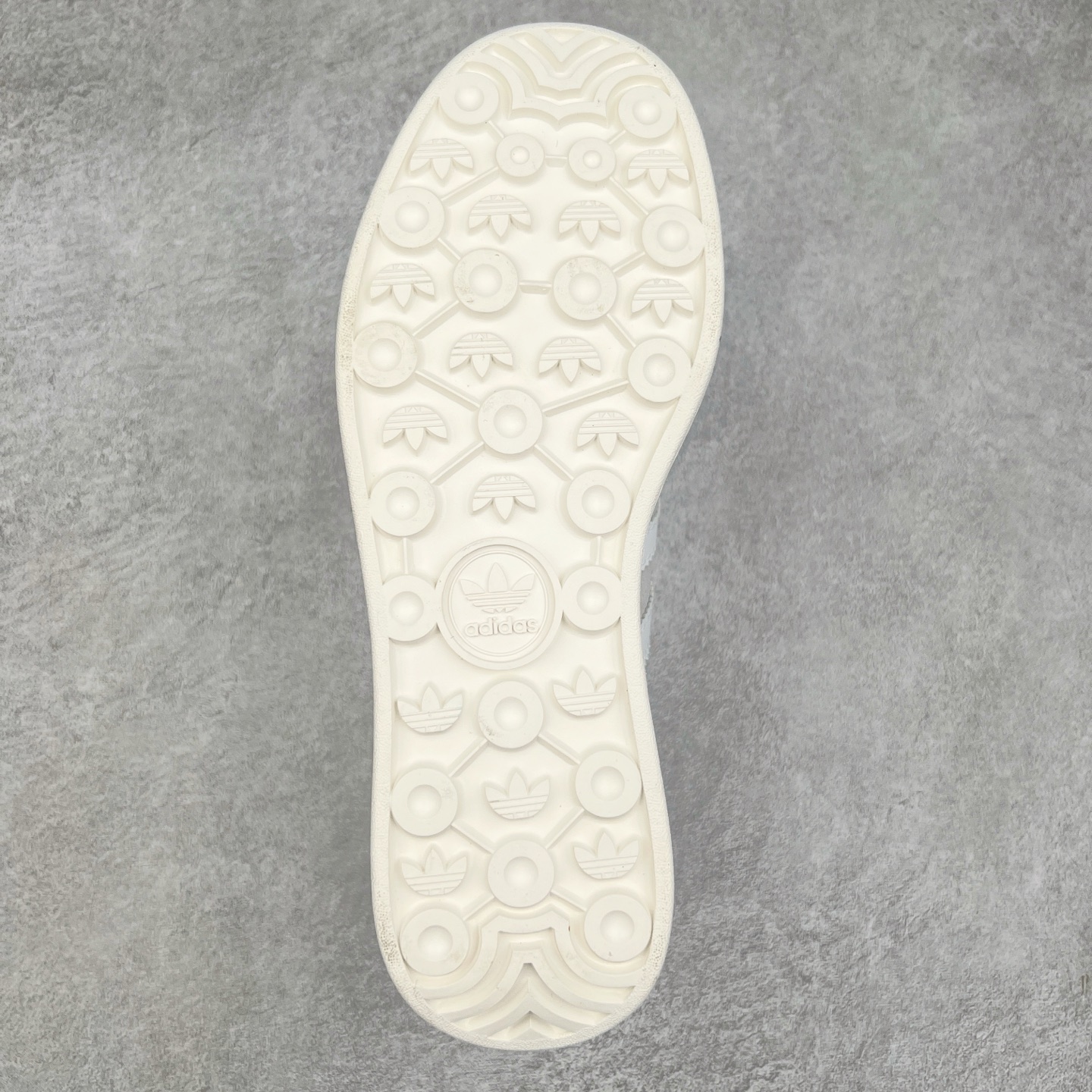 图片[9]-＃CS纯原 AD Originals Gazelle Bold W 羚羊松糕系列复古百搭厚底增高低帮休闲运动板鞋 JI2716 新的一年就要换新的打扮啦！除了设定变美、健身、减肥等目标外，你已经可以利用鞋子来“偷偷改善身材比例”的愿望了！ 因为有一句话。身高不够。鞋子来凑~赶快入手以下各大运动品牌最新推出的“厚底增高运动鞋”吧。 是最好穿最百搭的长腿神器。 重点是……不仅价格不错～鞋子也不错啊！Originals的Gazelle Bold鞋款打造出「超厚底版本」！延续流线鞋型、经典麂皮材质、白色三条线和侧面烫金标志的复古外型，奶油白鞋底高度直接乘3，出门搭上它，保证一路步步高升。尺码：36 36⅔ 37⅓ 38 38⅔ 39⅓ 40-选品中心