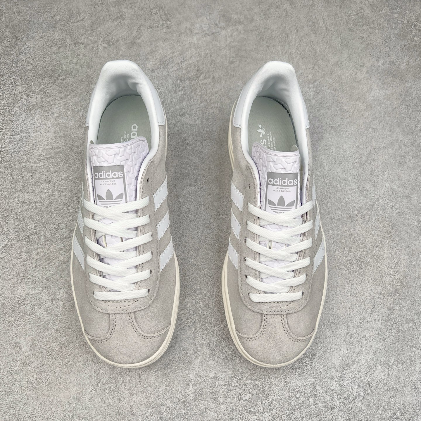 图片[2]-＃CS纯原 AD Originals Gazelle Bold W 羚羊松糕系列复古百搭厚底增高低帮休闲运动板鞋 JI2716 新的一年就要换新的打扮啦！除了设定变美、健身、减肥等目标外，你已经可以利用鞋子来“偷偷改善身材比例”的愿望了！ 因为有一句话。身高不够。鞋子来凑~赶快入手以下各大运动品牌最新推出的“厚底增高运动鞋”吧。 是最好穿最百搭的长腿神器。 重点是……不仅价格不错～鞋子也不错啊！Originals的Gazelle Bold鞋款打造出「超厚底版本」！延续流线鞋型、经典麂皮材质、白色三条线和侧面烫金标志的复古外型，奶油白鞋底高度直接乘3，出门搭上它，保证一路步步高升。尺码：36 36⅔ 37⅓ 38 38⅔ 39⅓ 40-选品中心