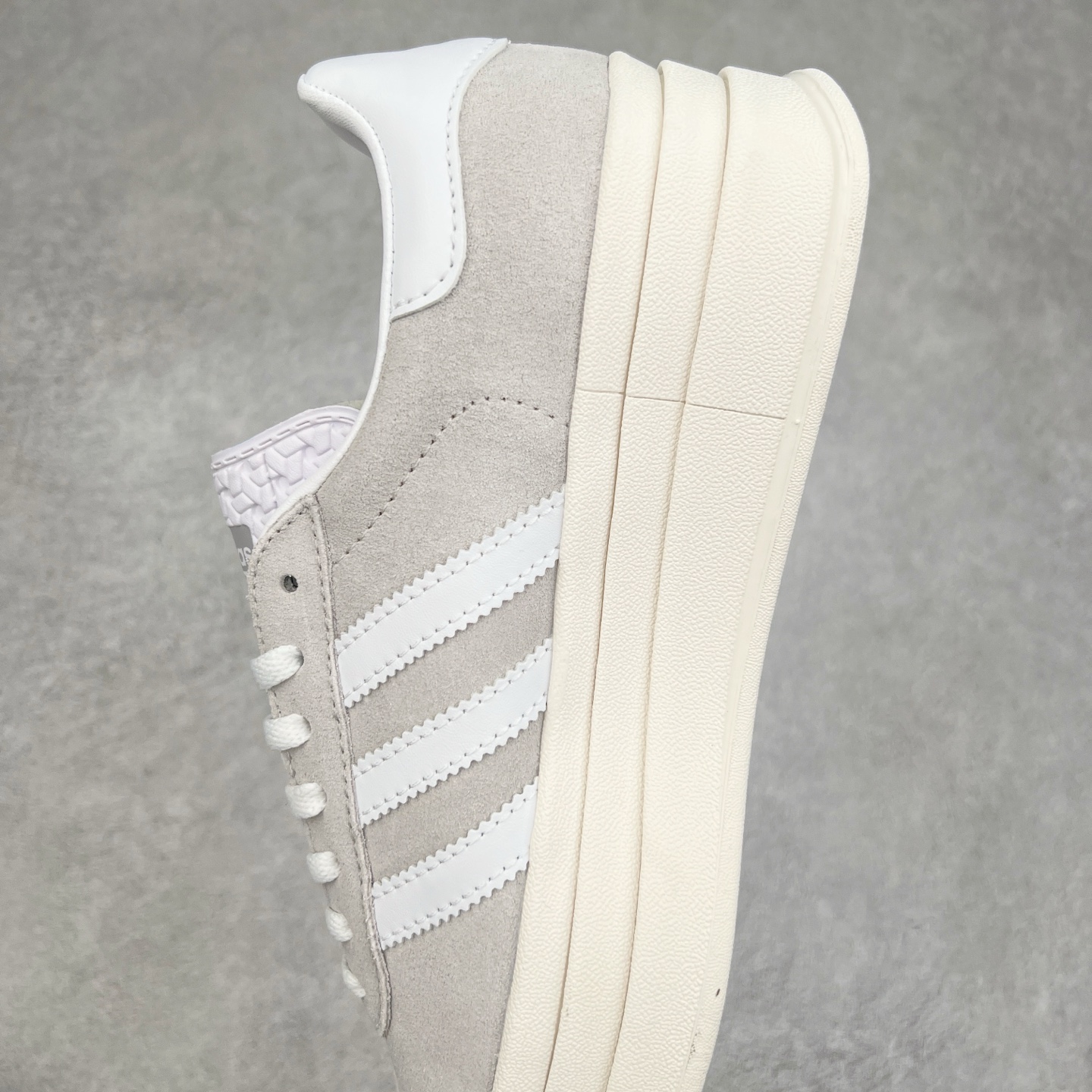 图片[7]-＃CS纯原 AD Originals Gazelle Bold W 羚羊松糕系列复古百搭厚底增高低帮休闲运动板鞋 JI2716 新的一年就要换新的打扮啦！除了设定变美、健身、减肥等目标外，你已经可以利用鞋子来“偷偷改善身材比例”的愿望了！ 因为有一句话。身高不够。鞋子来凑~赶快入手以下各大运动品牌最新推出的“厚底增高运动鞋”吧。 是最好穿最百搭的长腿神器。 重点是……不仅价格不错～鞋子也不错啊！Originals的Gazelle Bold鞋款打造出「超厚底版本」！延续流线鞋型、经典麂皮材质、白色三条线和侧面烫金标志的复古外型，奶油白鞋底高度直接乘3，出门搭上它，保证一路步步高升。尺码：36 36⅔ 37⅓ 38 38⅔ 39⅓ 40-选品中心