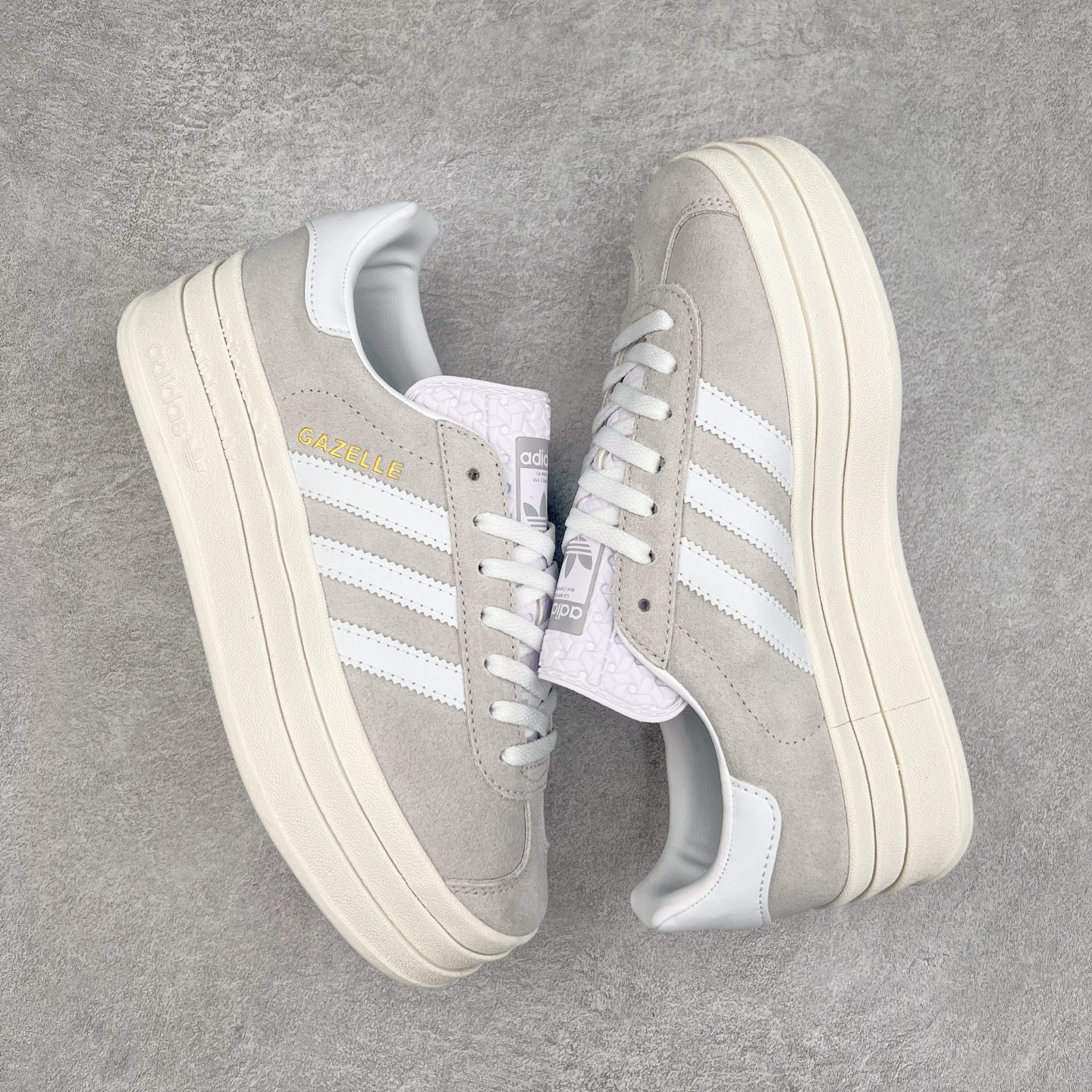 图片[3]-＃CS纯原 AD Originals Gazelle Bold W 羚羊松糕系列复古百搭厚底增高低帮休闲运动板鞋 JI2716 新的一年就要换新的打扮啦！除了设定变美、健身、减肥等目标外，你已经可以利用鞋子来“偷偷改善身材比例”的愿望了！ 因为有一句话。身高不够。鞋子来凑~赶快入手以下各大运动品牌最新推出的“厚底增高运动鞋”吧。 是最好穿最百搭的长腿神器。 重点是……不仅价格不错～鞋子也不错啊！Originals的Gazelle Bold鞋款打造出「超厚底版本」！延续流线鞋型、经典麂皮材质、白色三条线和侧面烫金标志的复古外型，奶油白鞋底高度直接乘3，出门搭上它，保证一路步步高升。尺码：36 36⅔ 37⅓ 38 38⅔ 39⅓ 40-选品中心