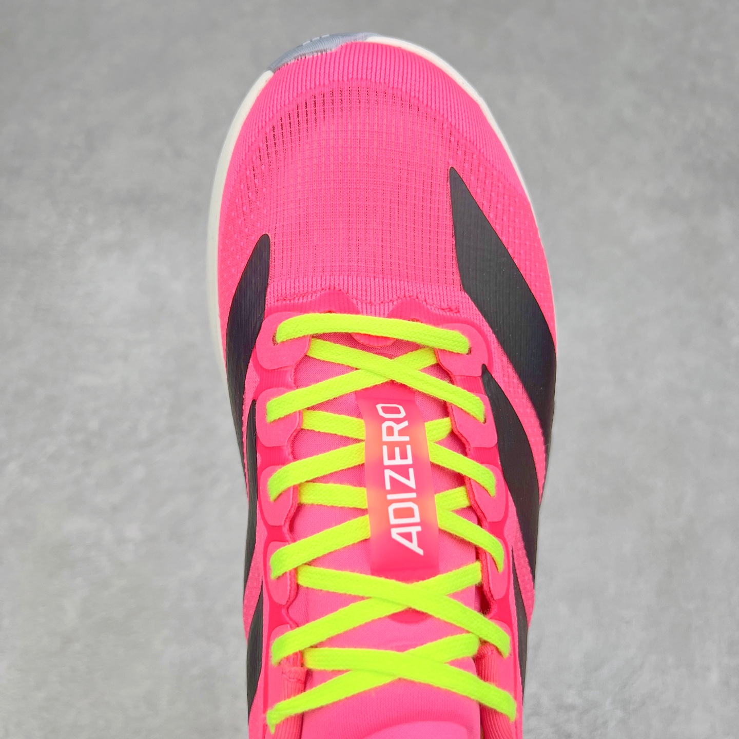 图片[4]-AD Adizero EVO SL 马拉松竞速专业跑鞋 JS4455 CELERMESH针织网面非常轻薄 纤维间的缝隙很大 可以保证跑步时的透气、排汗效果 鞋舌直接与两侧的内衬和鞋底连接在一起 在跑步过程中不会被鞋舌的左右移动所困扰 在标准鞋带孔的基础上再拓宽一组鞋带孔 适合不同脚型的需求 突破性 EnergyRods 技术，有助于跑者实现更好的成绩 中底独特的LIGHTSTRIKE PRO泡棉材质 微弹感觉在跑步过程中给予了良好的支撑体验 对于顶级精英和高水平进阶跑者来说 ADIOS PRO是一双值得信赖的竞速比赛用鞋 尺码：36 36.5 37.5 38 38.5 39 40 40.5 41 42 42.5 43 44 44.5 45-选品中心