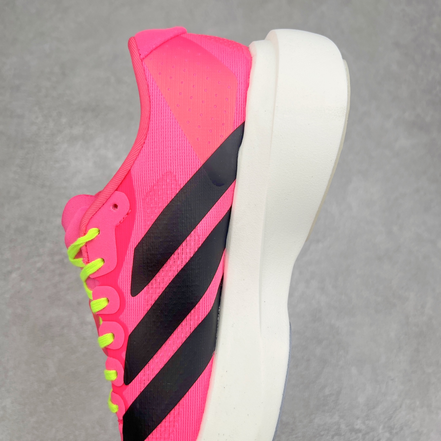 图片[7]-AD Adizero EVO SL 马拉松竞速专业跑鞋 JS4455 CELERMESH针织网面非常轻薄 纤维间的缝隙很大 可以保证跑步时的透气、排汗效果 鞋舌直接与两侧的内衬和鞋底连接在一起 在跑步过程中不会被鞋舌的左右移动所困扰 在标准鞋带孔的基础上再拓宽一组鞋带孔 适合不同脚型的需求 突破性 EnergyRods 技术，有助于跑者实现更好的成绩 中底独特的LIGHTSTRIKE PRO泡棉材质 微弹感觉在跑步过程中给予了良好的支撑体验 对于顶级精英和高水平进阶跑者来说 ADIOS PRO是一双值得信赖的竞速比赛用鞋 尺码：36 36.5 37.5 38 38.5 39 40 40.5 41 42 42.5 43 44 44.5 45-选品中心