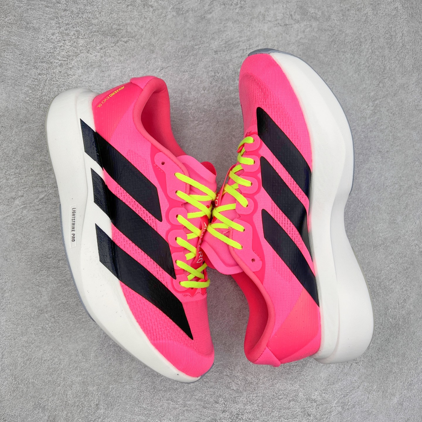 图片[3]-AD Adizero EVO SL 马拉松竞速专业跑鞋 JS4455 CELERMESH针织网面非常轻薄 纤维间的缝隙很大 可以保证跑步时的透气、排汗效果 鞋舌直接与两侧的内衬和鞋底连接在一起 在跑步过程中不会被鞋舌的左右移动所困扰 在标准鞋带孔的基础上再拓宽一组鞋带孔 适合不同脚型的需求 突破性 EnergyRods 技术，有助于跑者实现更好的成绩 中底独特的LIGHTSTRIKE PRO泡棉材质 微弹感觉在跑步过程中给予了良好的支撑体验 对于顶级精英和高水平进阶跑者来说 ADIOS PRO是一双值得信赖的竞速比赛用鞋 尺码：36 36.5 37.5 38 38.5 39 40 40.5 41 42 42.5 43 44 44.5 45-选品中心