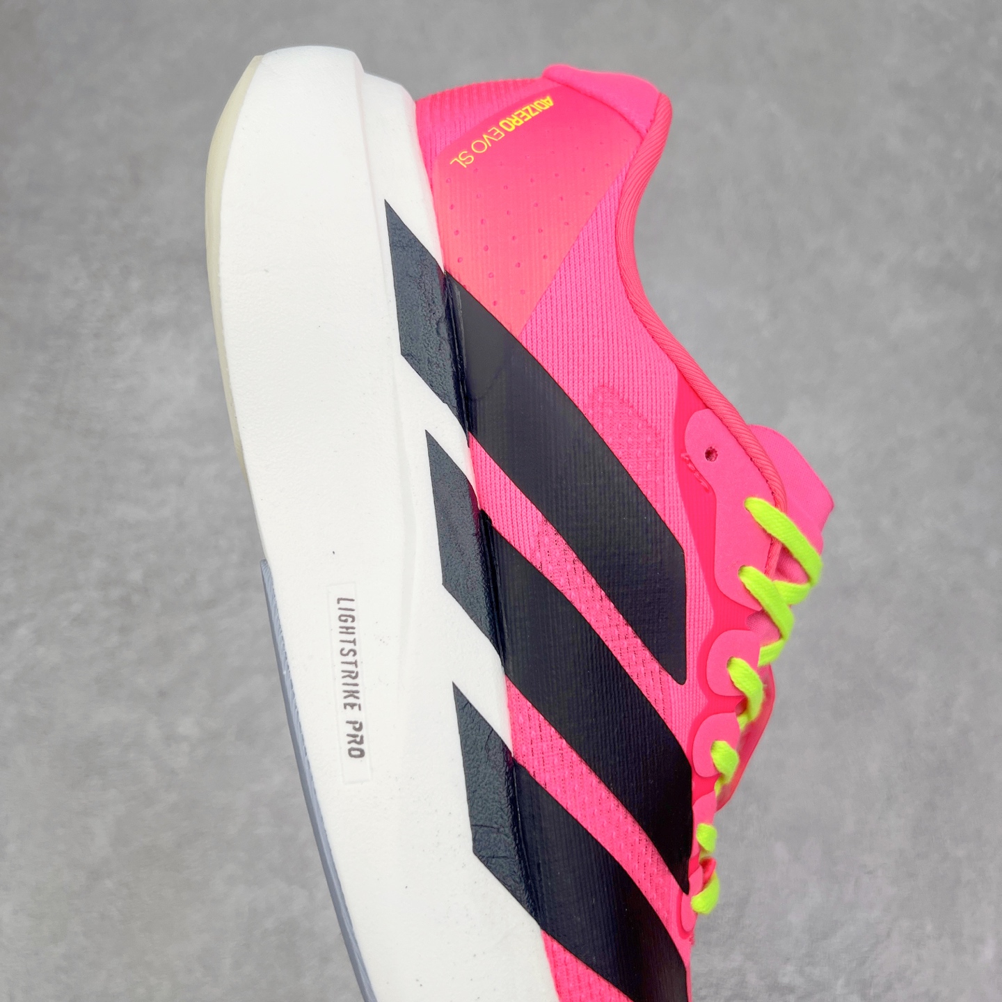 图片[6]-AD Adizero EVO SL 马拉松竞速专业跑鞋 JS4455 CELERMESH针织网面非常轻薄 纤维间的缝隙很大 可以保证跑步时的透气、排汗效果 鞋舌直接与两侧的内衬和鞋底连接在一起 在跑步过程中不会被鞋舌的左右移动所困扰 在标准鞋带孔的基础上再拓宽一组鞋带孔 适合不同脚型的需求 突破性 EnergyRods 技术，有助于跑者实现更好的成绩 中底独特的LIGHTSTRIKE PRO泡棉材质 微弹感觉在跑步过程中给予了良好的支撑体验 对于顶级精英和高水平进阶跑者来说 ADIOS PRO是一双值得信赖的竞速比赛用鞋 尺码：36 36.5 37.5 38 38.5 39 40 40.5 41 42 42.5 43 44 44.5 45-选品中心