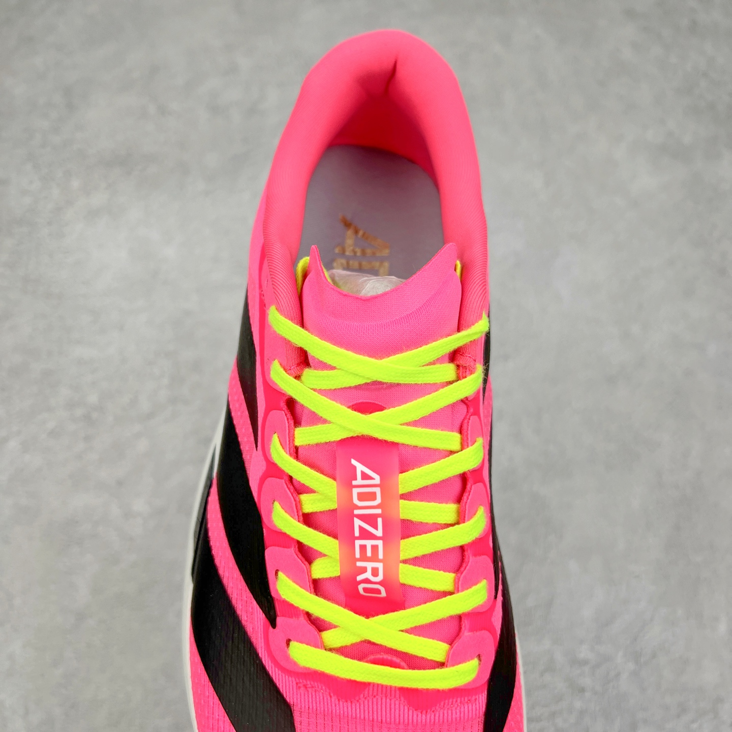 图片[5]-AD Adizero EVO SL 马拉松竞速专业跑鞋 JS4455 CELERMESH针织网面非常轻薄 纤维间的缝隙很大 可以保证跑步时的透气、排汗效果 鞋舌直接与两侧的内衬和鞋底连接在一起 在跑步过程中不会被鞋舌的左右移动所困扰 在标准鞋带孔的基础上再拓宽一组鞋带孔 适合不同脚型的需求 突破性 EnergyRods 技术，有助于跑者实现更好的成绩 中底独特的LIGHTSTRIKE PRO泡棉材质 微弹感觉在跑步过程中给予了良好的支撑体验 对于顶级精英和高水平进阶跑者来说 ADIOS PRO是一双值得信赖的竞速比赛用鞋 尺码：36 36.5 37.5 38 38.5 39 40 40.5 41 42 42.5 43 44 44.5 45-选品中心