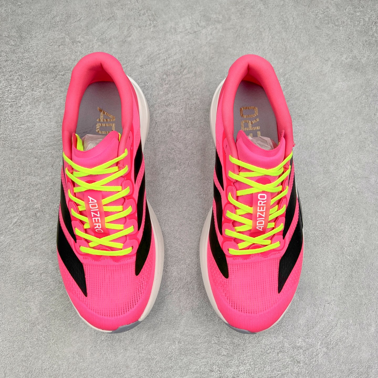 图片[2]-AD Adizero EVO SL 马拉松竞速专业跑鞋 JS4455 CELERMESH针织网面非常轻薄 纤维间的缝隙很大 可以保证跑步时的透气、排汗效果 鞋舌直接与两侧的内衬和鞋底连接在一起 在跑步过程中不会被鞋舌的左右移动所困扰 在标准鞋带孔的基础上再拓宽一组鞋带孔 适合不同脚型的需求 突破性 EnergyRods 技术，有助于跑者实现更好的成绩 中底独特的LIGHTSTRIKE PRO泡棉材质 微弹感觉在跑步过程中给予了良好的支撑体验 对于顶级精英和高水平进阶跑者来说 ADIOS PRO是一双值得信赖的竞速比赛用鞋 尺码：36 36.5 37.5 38 38.5 39 40 40.5 41 42 42.5 43 44 44.5 45-选品中心