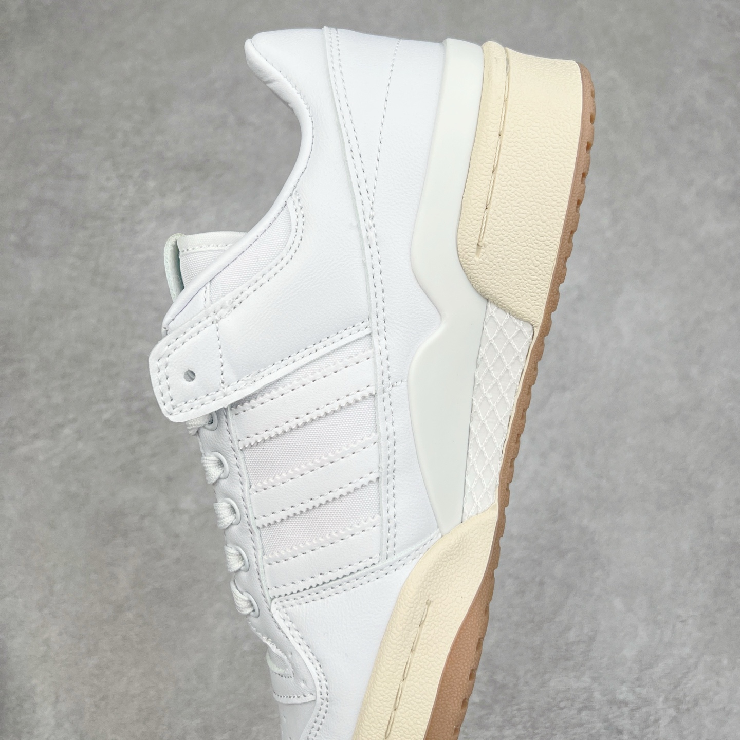 图片[7]-AD Forum 84 Low OG 低帮百搭潮流休闲运动板鞋 以复古篮球鞋的外形为基础 采用皮革拼接 简约百搭 更加贴合舒适 中底内侧网格造型起到点睛之笔 外底橡胶 更显复古 尺码：36 36.5 37.5 38 38.5 39 40 40.5 41 42 42.5 43 44 44.5 45-选品中心