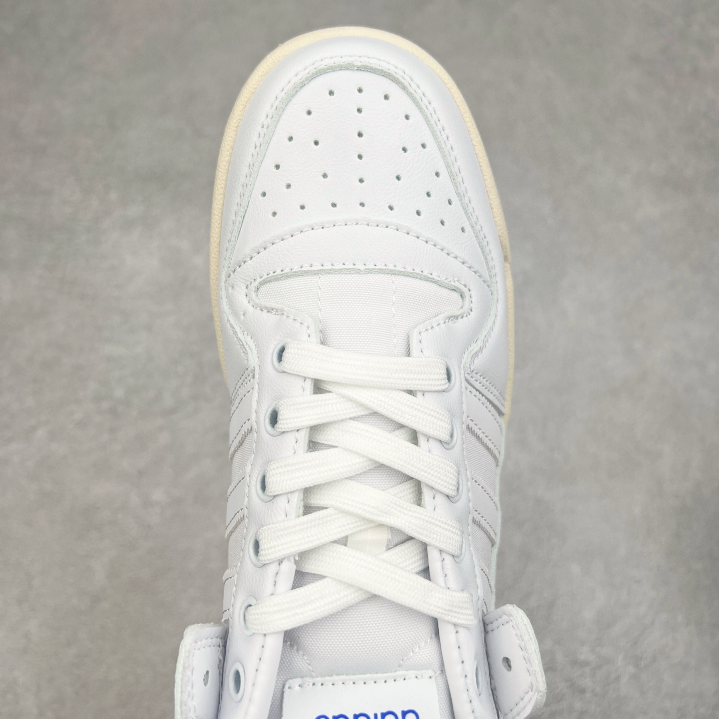 图片[4]-AD Forum 84 Low OG 低帮百搭潮流休闲运动板鞋 以复古篮球鞋的外形为基础 采用皮革拼接 简约百搭 更加贴合舒适 中底内侧网格造型起到点睛之笔 外底橡胶 更显复古 尺码：36 36.5 37.5 38 38.5 39 40 40.5 41 42 42.5 43 44 44.5 45-选品中心