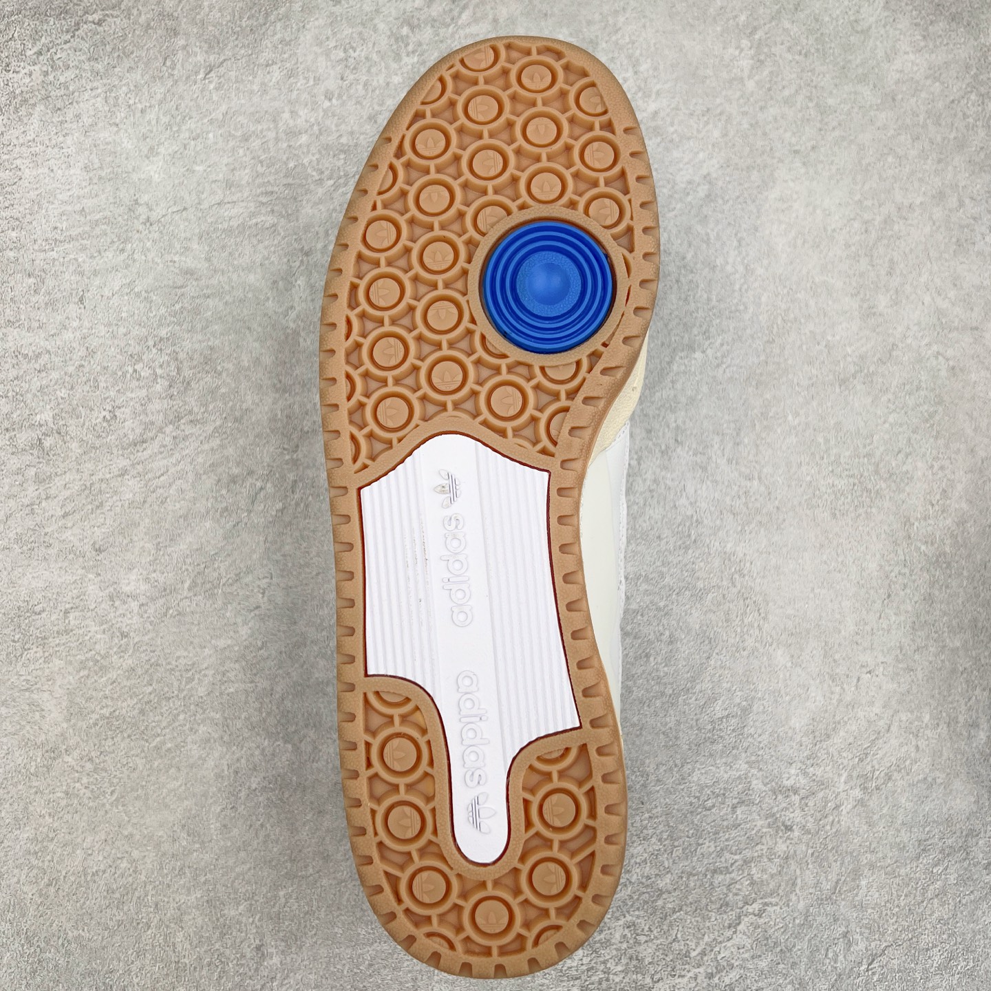 图片[9]-AD Forum 84 Low OG 低帮百搭潮流休闲运动板鞋 以复古篮球鞋的外形为基础 采用皮革拼接 简约百搭 更加贴合舒适 中底内侧网格造型起到点睛之笔 外底橡胶 更显复古 尺码：36 36.5 37.5 38 38.5 39 40 40.5 41 42 42.5 43 44 44.5 45-选品中心