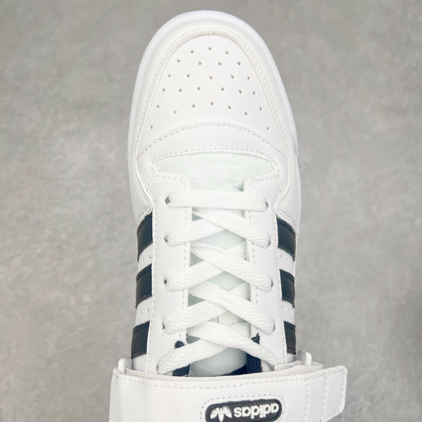 图片[4]-AD Forum 84 Low OG 低帮百搭潮流休闲运动板鞋 以复古篮球鞋的外形为基础 采用皮革拼接 简约百搭 更加贴合舒适 中底内侧网格造型起到点睛之笔 外底橡胶 更显复古 尺码：36 36.5 37.5 38 38.5 39 40 40.5 41 42 42.5 43 44 44.5 45-选品中心